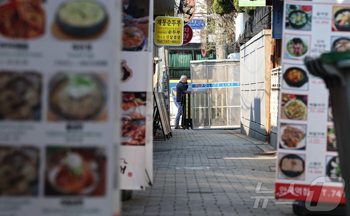 윤석열 대통령 탄핵 심판 선고일을 이틀 앞둔 2일 서울 종로구 헌법재판소 인근 식당가가 한산한 모습을 보이고 있다. 2025.4.2/뉴스1 ⓒ News1 김도우 기자