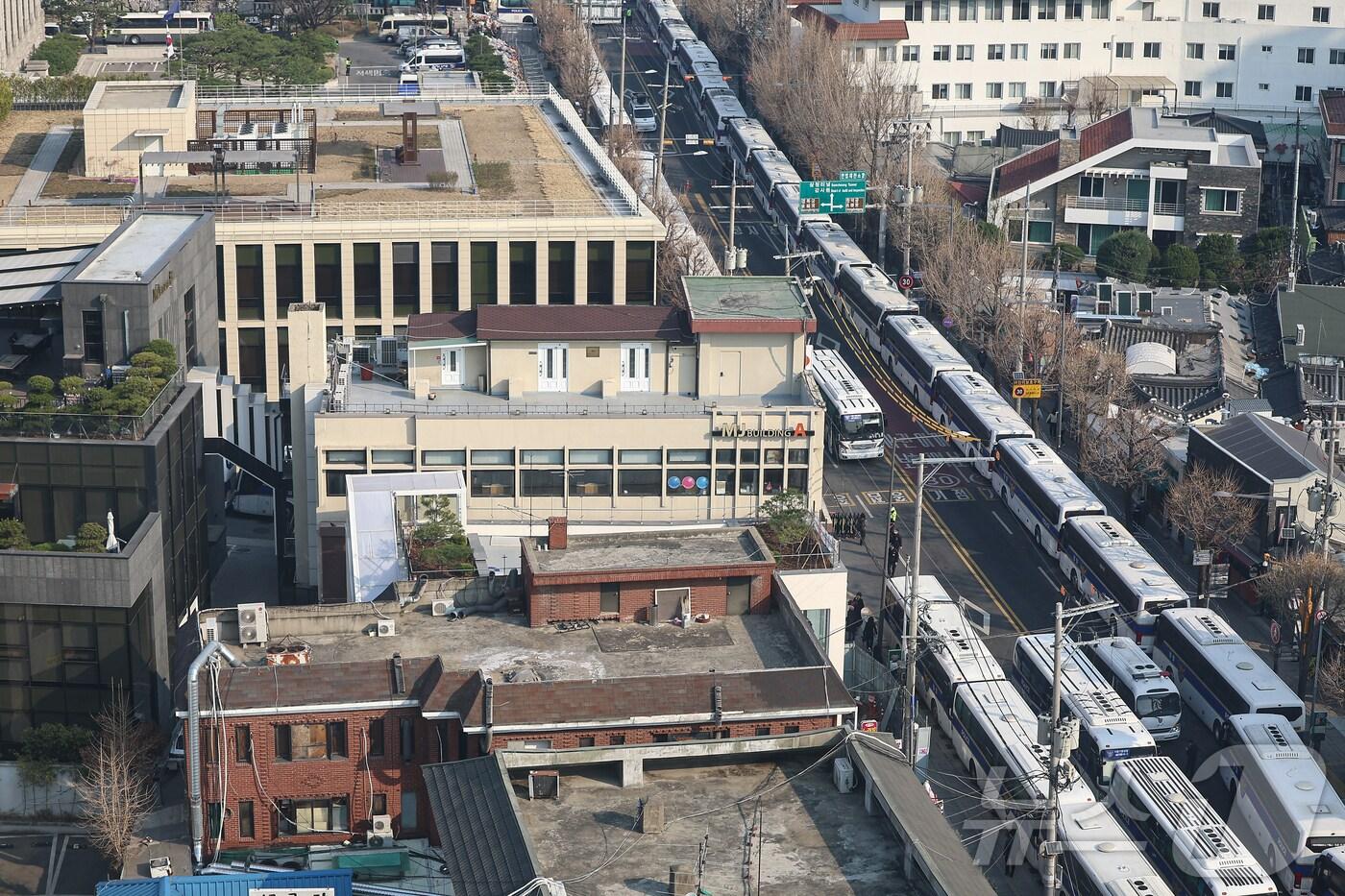 윤석열 대통령 탄핵 심판 선고일을 이틀 앞둔 2일 서울 종로구 헌법재판소 인근을 경찰들이 통제하고 있다. &#40;사진은 기사 내용과 무관함&#41; 2025.4.2/뉴스1 ⓒ News1 김도우 기자