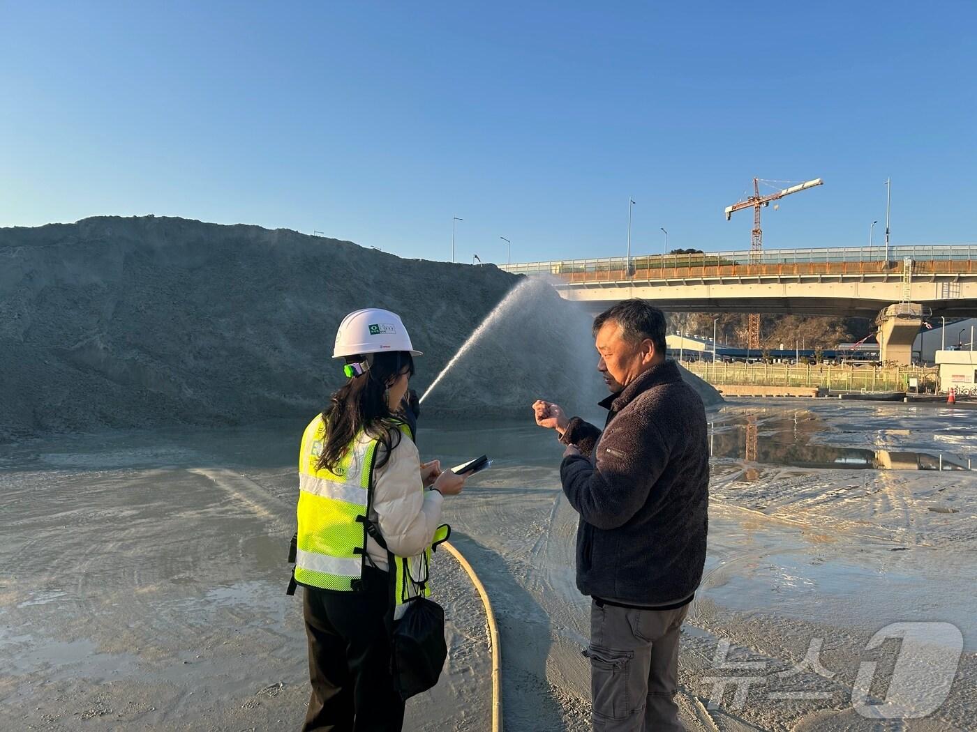 본문 이미지 - 부산항만공사 관계자가 현장에서 분진형 화물대상 살수 등 방진작업 관리현황을 점검하고 있다.(BPA 제공. 재판매 및 DB 금지)