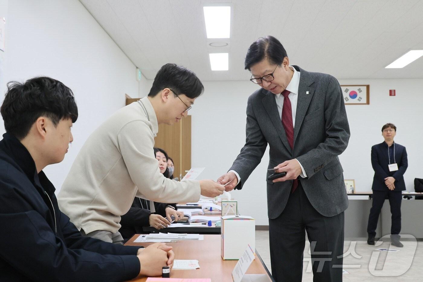 박형준 부산시장이 2일 오전 해운대구 중2동 제3투표소에서 부산시교육감 재선거 투표를 하고 있다.(부산시청 제공. 재판매 및 DB 금지)