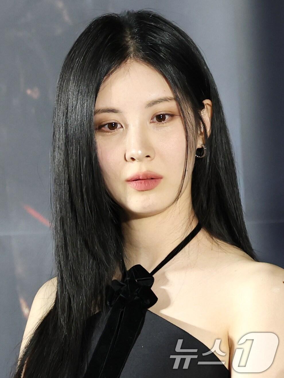 본문 이미지 - 배우 서현이 2일 서울 광진구 롯데시네마 건대입구에서 열린 영화 '거룩한 밤: 데몬 헌터스’(감독 임대희) 제작보고회에 참석해 생각에 잠겨 있다. '거룩한 밤: 데몬 헌터스'는 악을 숭배하는 집단에 의해 혼란에 빠진 도시, 특별한 능력을 가진 어둠의 해결사 ‘거룩한 밤’ 팀 바우(마동석 분), 샤론(서현 분), 김군(이다윗 준)이 악의 무리를 처단하는 오컬트 액션 영화다 ⓒ News1 권현진 기자