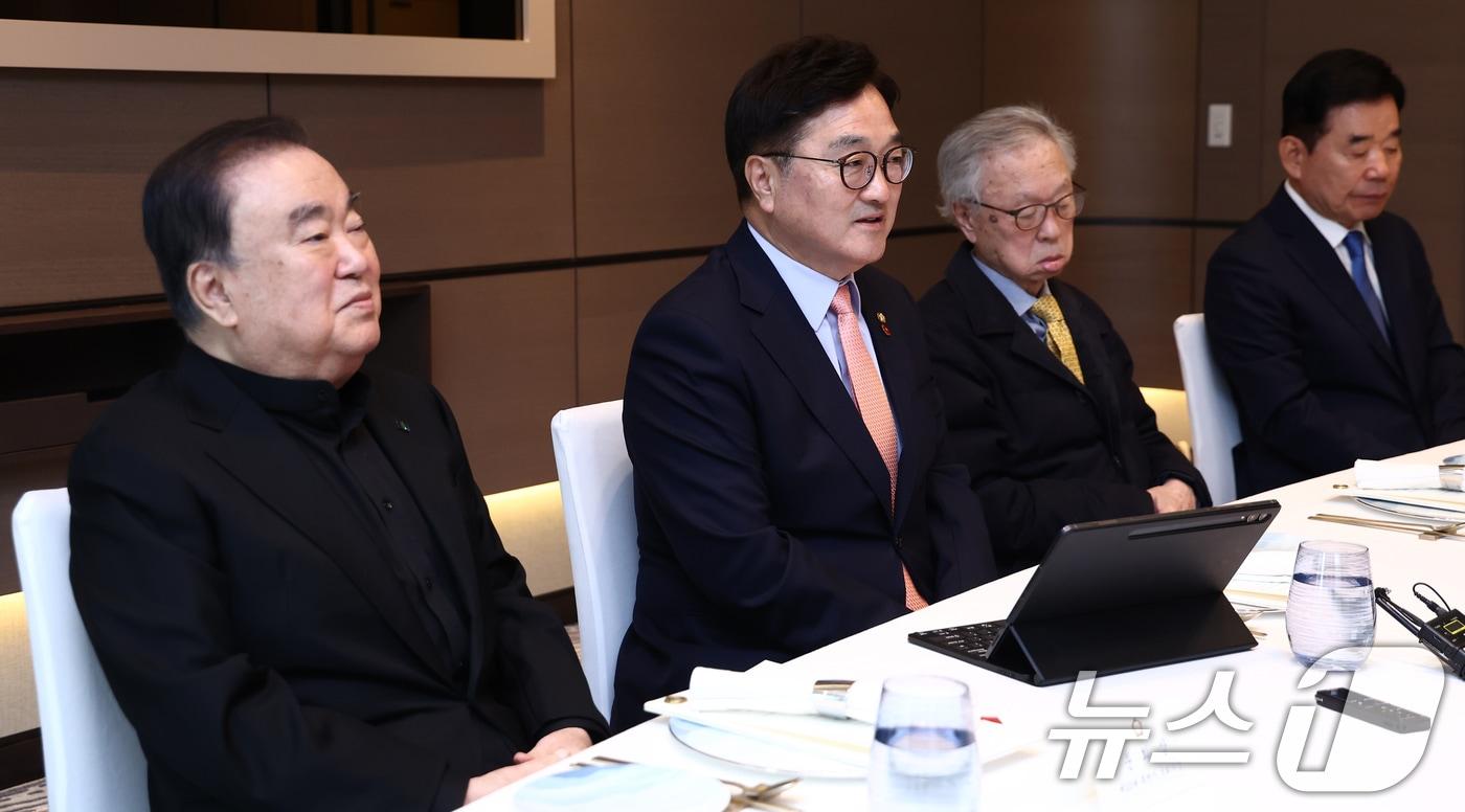 우원식 국회의장이 2일 오후 서울 여의도 한 호텔에서 전직 국회의장들과 오찬을 하고 있다. 왼쪽부터 문희상 전 의장, 우 의장, 박희태·김진표 전 의장. 2025.4.2/뉴스1 ⓒ News1 김민지 기자