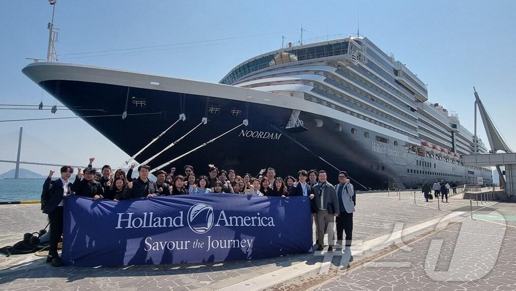 본문 이미지 - 8만 2500톤 규모의 홀랜드 아메리카 라인의 누르담호(홀랜드 아메리카 라인 제공)