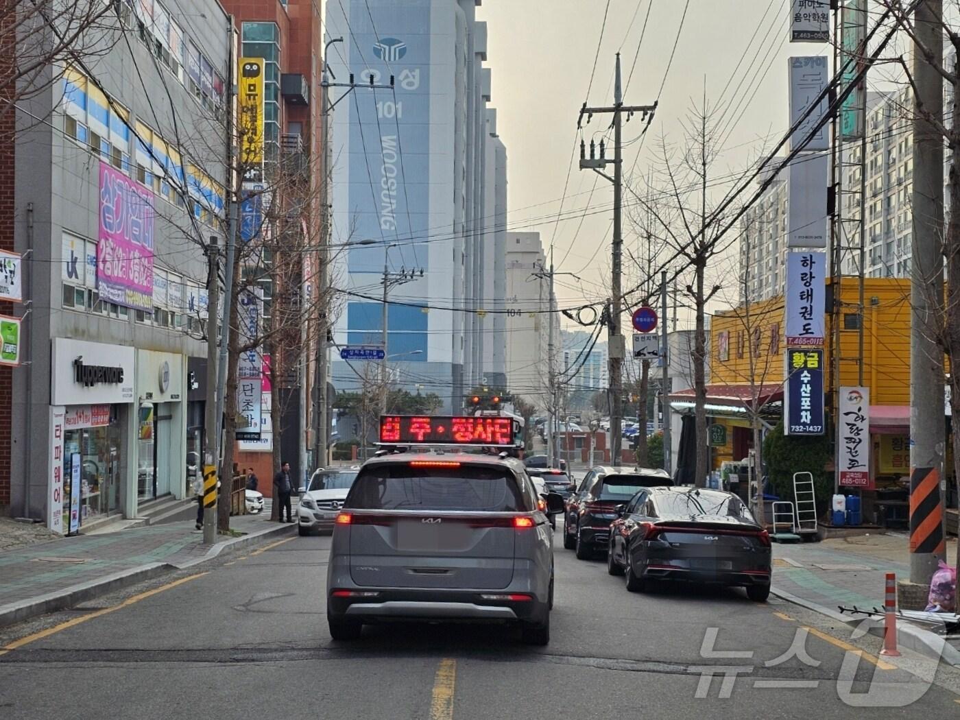 본문 이미지 - 군산시 불법 주정차 단속차량.2025.4.2/뉴스1 김재수 기자
