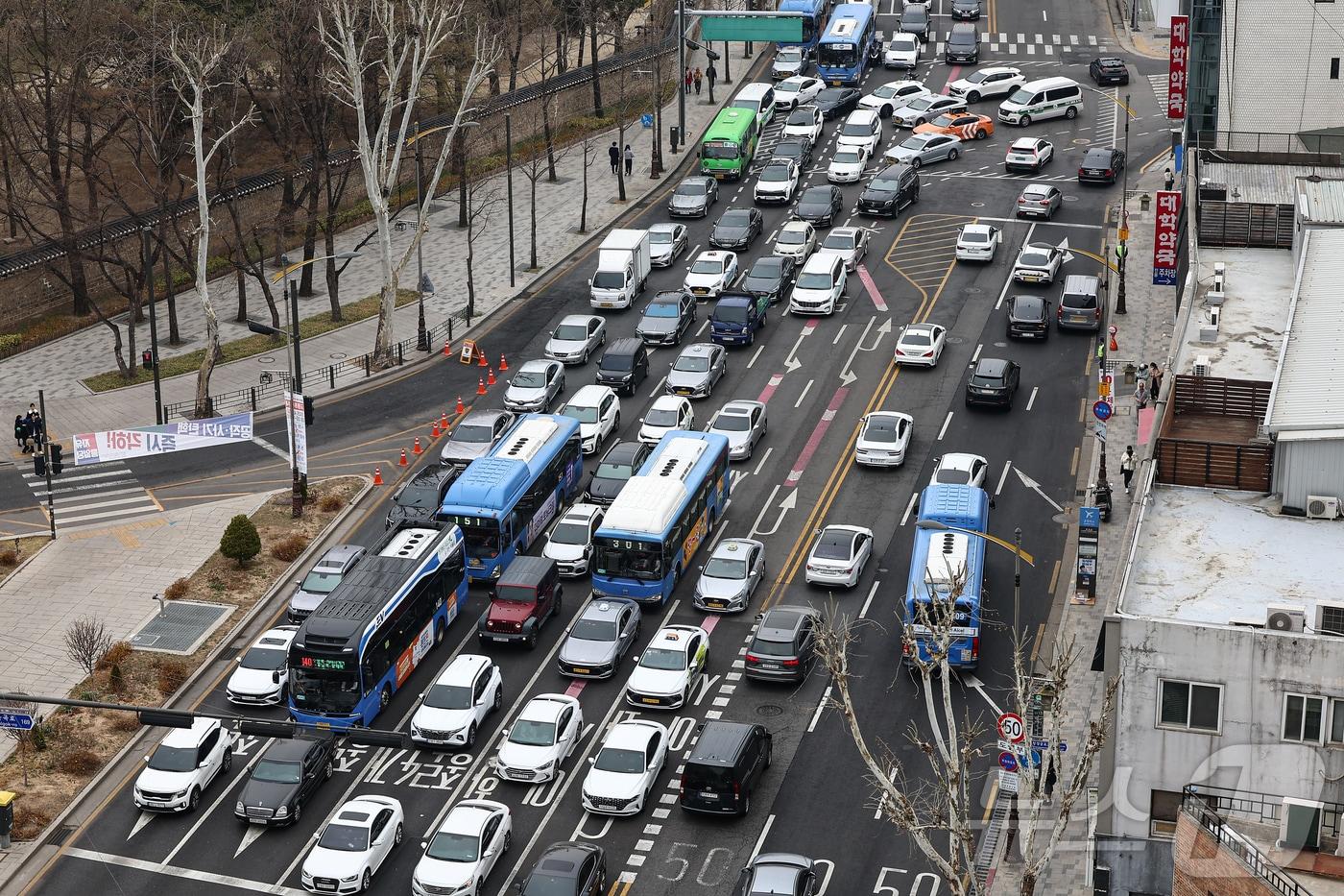 지난 2일 서울 종로구 원남동사거리 율곡터널 안국역 방면이 집회로 통제돼 차량들이 정체되고 있다. &#40;사진은 기사 내용과 무관함&#41; 2025.4.2/뉴스1 ⓒ News1 김도우 기자