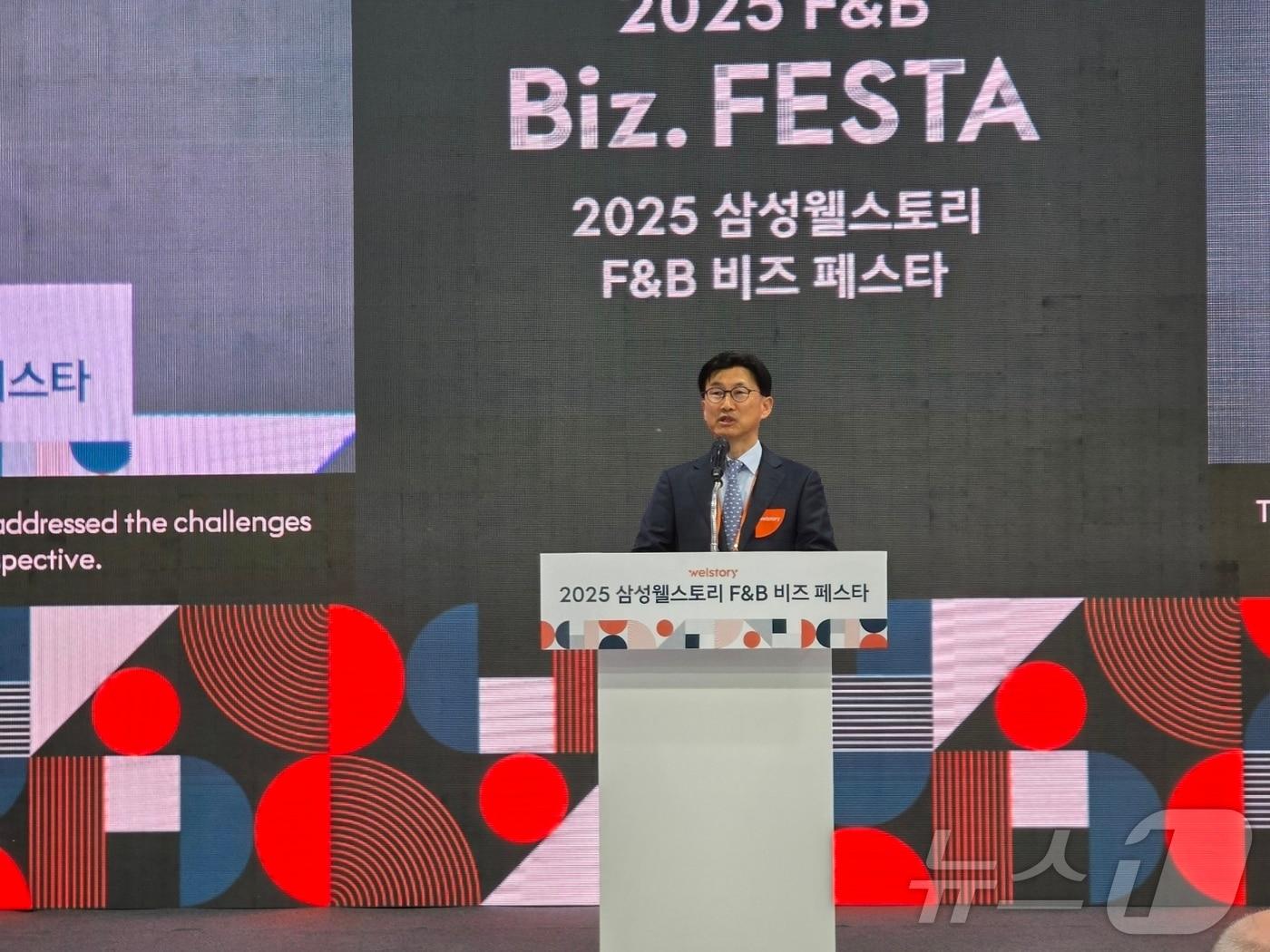 본문 이미지 - 삼성웰스토리가 서울 양재동 aT센터에서 2일부터 4일까지 사흘간 국내 최대 B2B 식음 박람회인 '2025 F&B 비즈 페스타'를 개최한다고 2일 밝혔다. 정해린 대표이사가 인사말을 하고 있다. ⓒ News1 이형진 기자