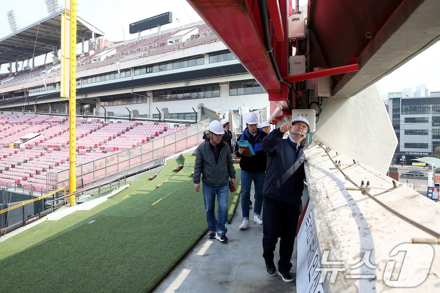 2일 오전 경기 수원시 장안구 KT위즈파크에서 수원도시공사 관계자들이 안전점검을 실시하고 있다.(수원도시공사 제공. 재판매 및 DB 금지) 2025.4.2/뉴스1 ⓒ News1 김영운 기자