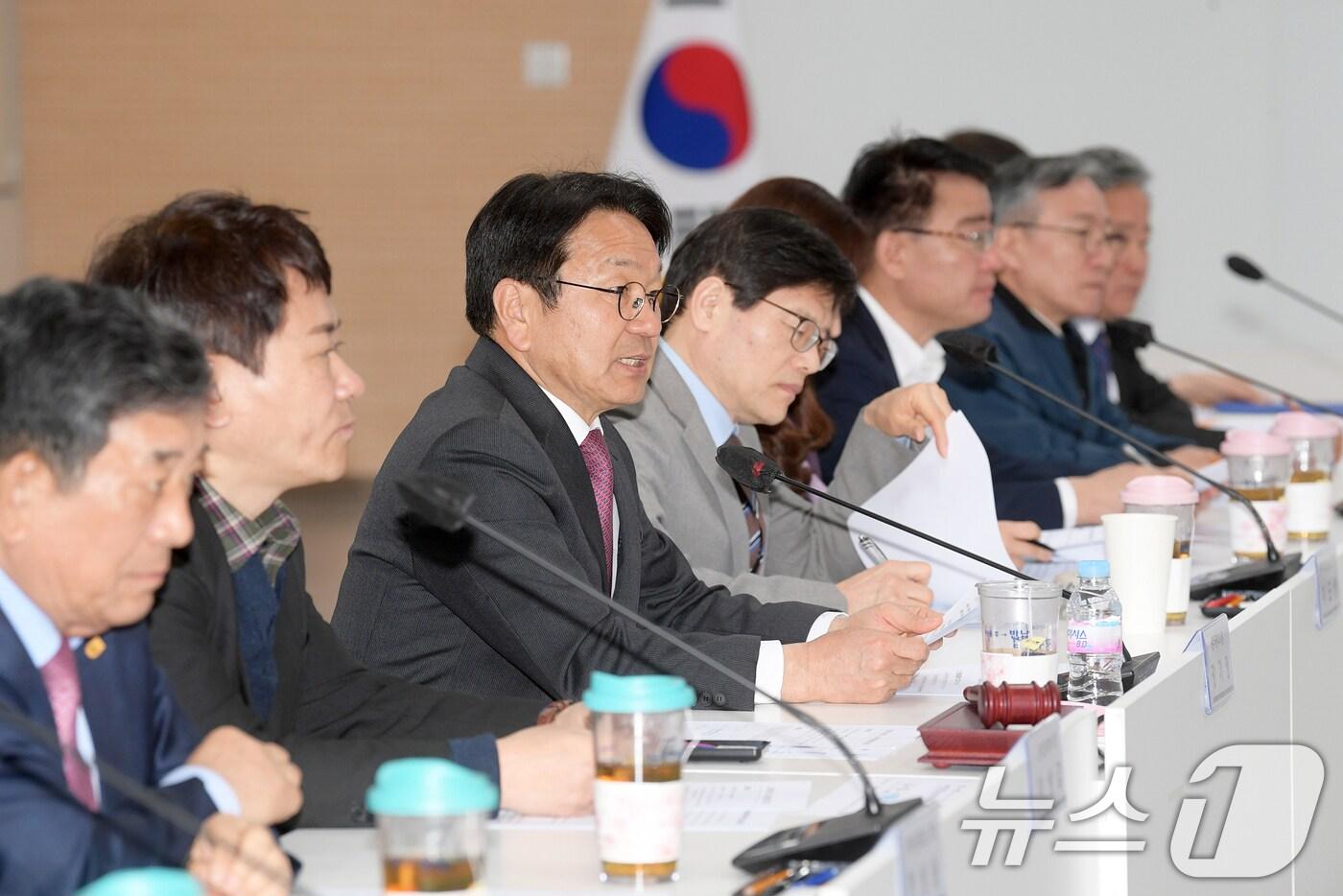 강기정 광주시장이 2일 오전 시청 중회의실에서 열린 2025년 제2차 노사민정협의회 회의에 참석해 회의를 주재하고 있다.&#40;광주시 제공. 재판매 및 DB 금지&#41; 