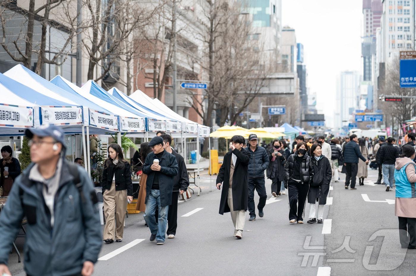 광주 동구는 매달 첫째주 일요일 전일빌딩245~금남공원 5차로 구간을 차 없는 거리로 운영한다. 사진은 3월 첫 차 없는 거리에서 시민들이 도로를 거니는 모습. (동구 제공. 재판매 및 DB 금지) 
