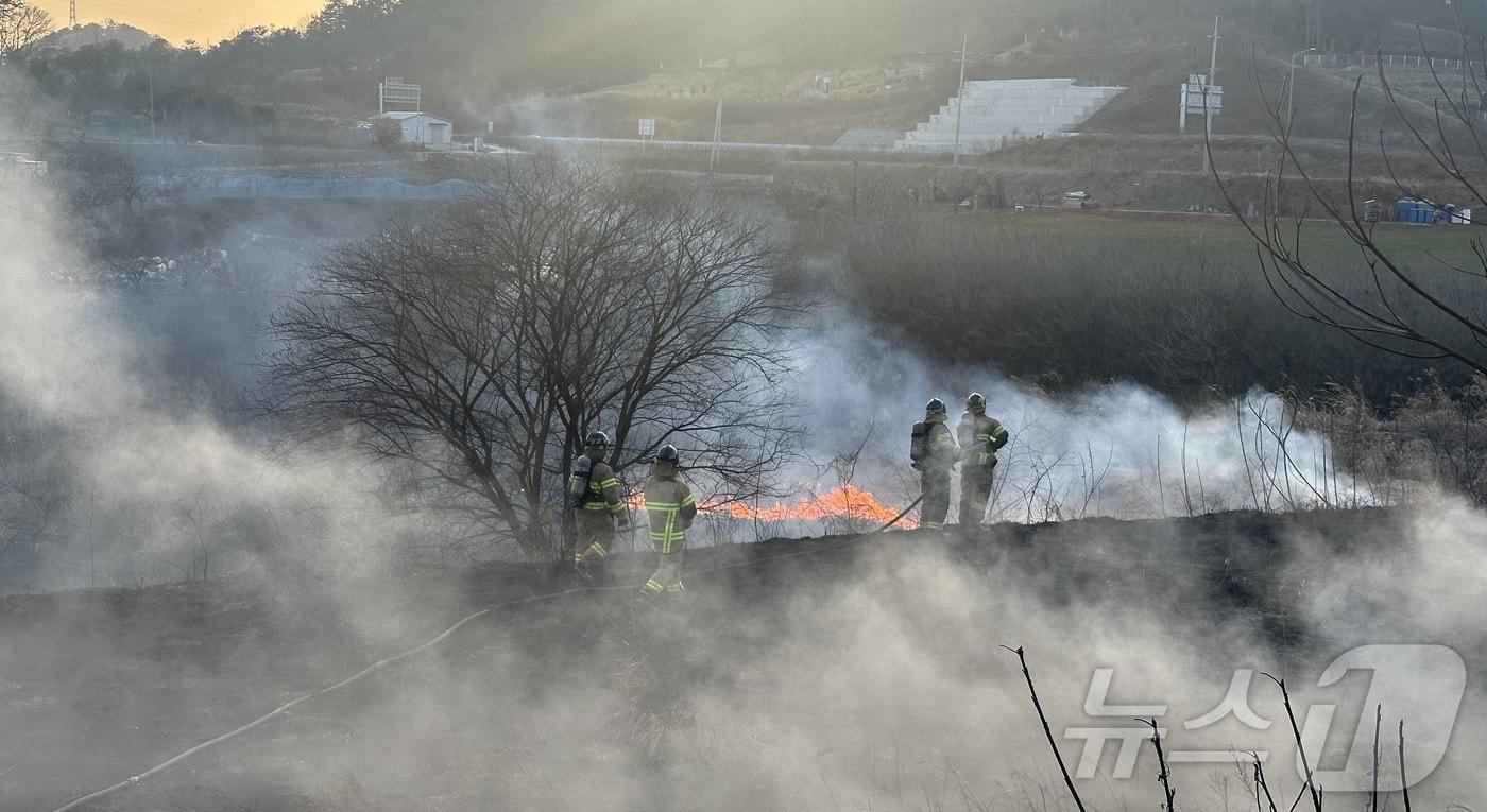 본문 이미지 - 봄철 부주의로 인한 화재 진압하는 소방당국. (광주 광산소방 제공. 재판매 및 DB 금지)