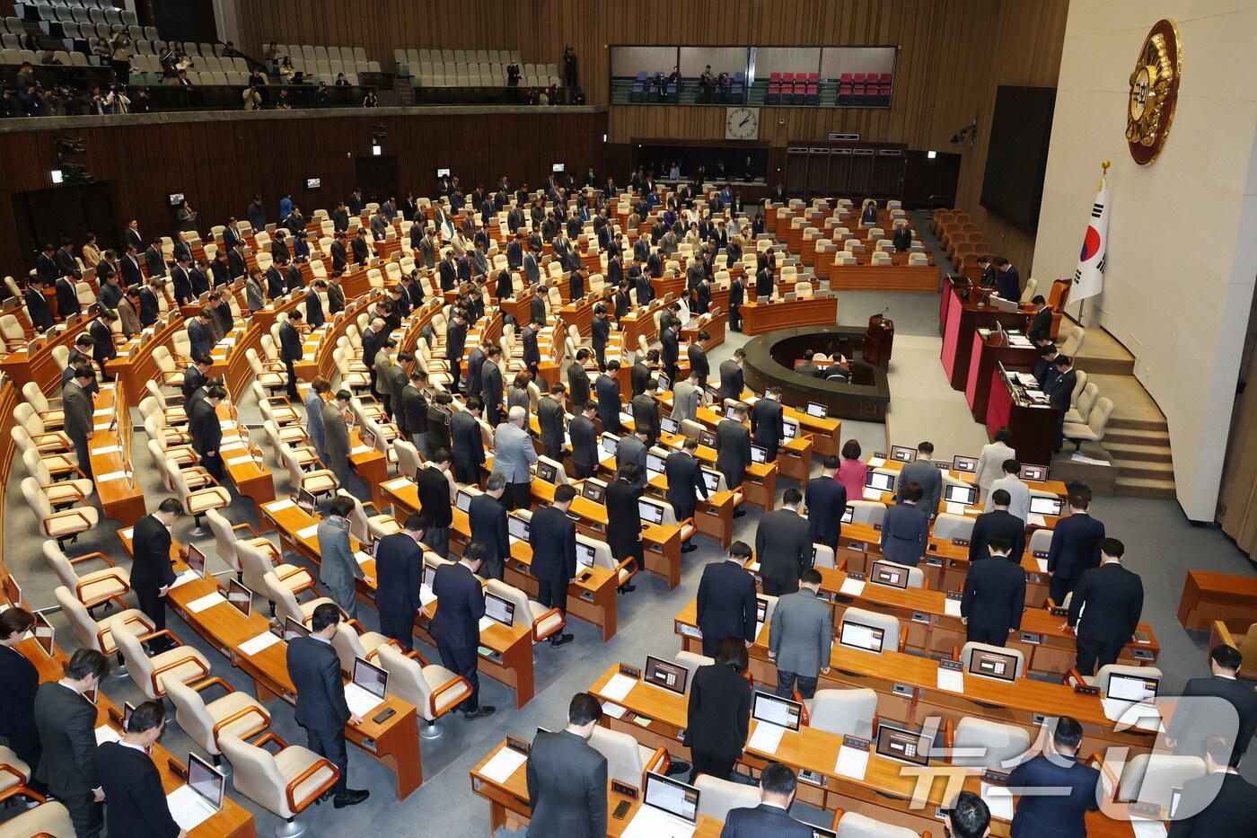 여야 의원들이 2일 오후 서울 여의도 국회에서 열린 본회의에 앞서 산불 희생자들을 위한 추모 묵념을 하고 있다. 2025.4.2/뉴스1 ⓒ News1 이광호 기자