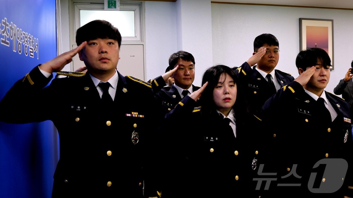 본문 이미지 - 2일 오전 속초해양경찰서 소회의실에서 열린 속초해경 임용식에서 대상자들이 경례를 하고 있다.(속초해경 제공, 재판매 및 DB 금지) 2025.4.2/뉴스1