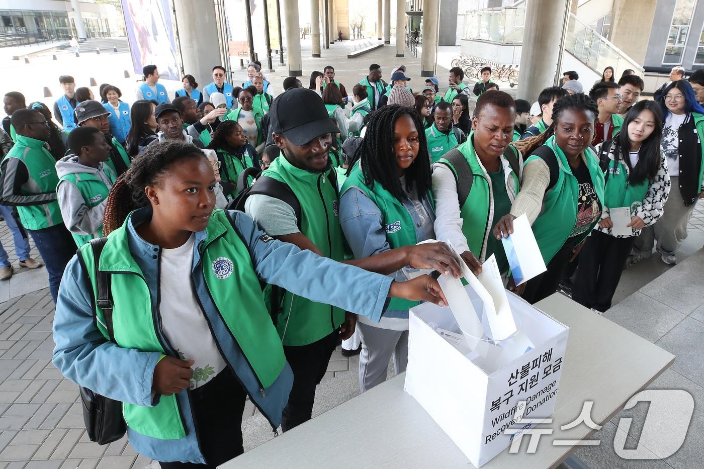 영남대 박정희새마을대학원 앞에서 열린 &#39;경북 산불 피해 복구 지원 모금&#39;에 동참하는 외국인 유학생들이 이재민을 위해 준비한 성금 모금에 동참하는 모습. 2025.4.2/뉴스1 ⓒ News1 공정식 기자