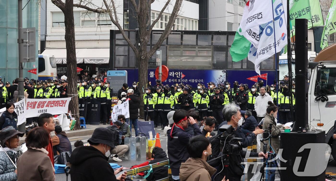 헌법재판소의 윤석열 대통령 탄핵심판 선고를 이틀 앞둔 2일 오후 서울 종로구 안국역 일대에서 헌법재판소로 향하는 도로에 대형 폴리스라인이 설치되고 있다. 2025.4.2/뉴스1 ⓒ News1 장수영 기자