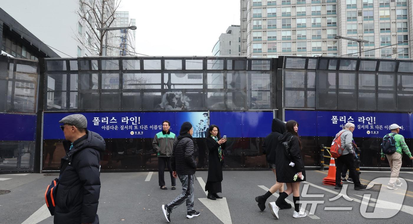 헌법재판소의 윤석열 대통령 탄핵심판 선고를 이틀 앞둔 2일 오후 서울 종로구 안국역 일대에서 헌법재판소로 향하는 도로에 대형 폴리스라인이 설치돼 있다. 2025.4.2/뉴스1 ⓒ News1 장수영 기자