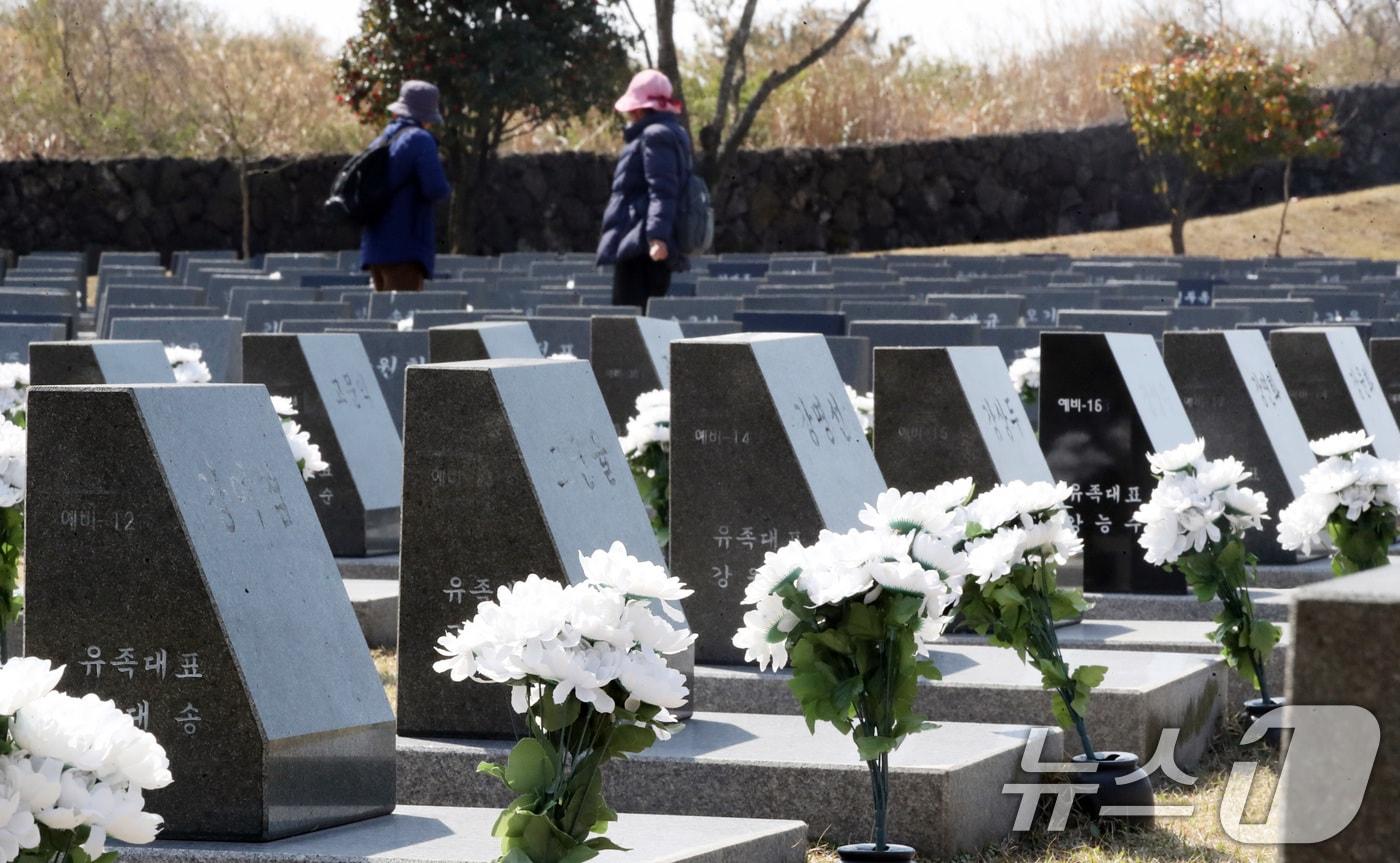 제77주년 4·3희생자 추념일을 하루 앞둔 2일 오후 제주시 봉개동 제주4·3평화공원 행방불명인 묘역을 찾은 유족이 참배하고 있다. 2025.4.2/뉴스1 ⓒ News1 오현지 기자