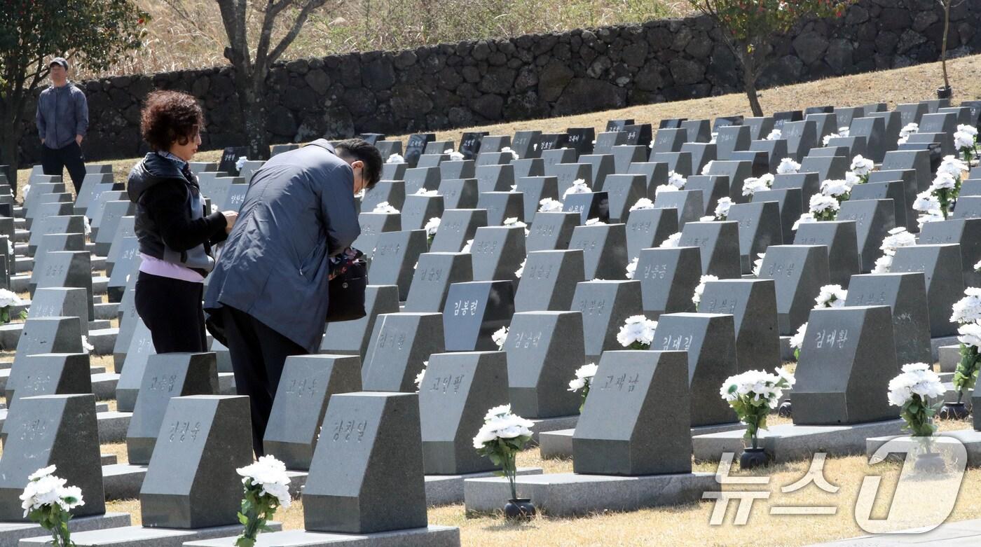 제77주년 4·3희생자 추념일을 하루 앞둔 2일 오후 제주시 봉개동 제주4·3평화공원 행방불명인 묘역을 찾은 유족이 참배하고 있다. 2025.4.2/뉴스1 ⓒ News1 오현지 기자