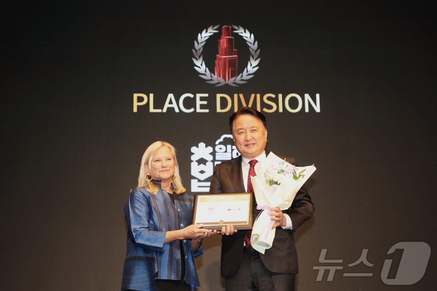 김영환 충북지사가 2일 서울에서 열린 2025 뉴욕페스티벌 대한민국 국가브랜드 대상에서 수상 후 기념촬영을 하고 있다. (충북도 제공. 재판매 및 DB금지)