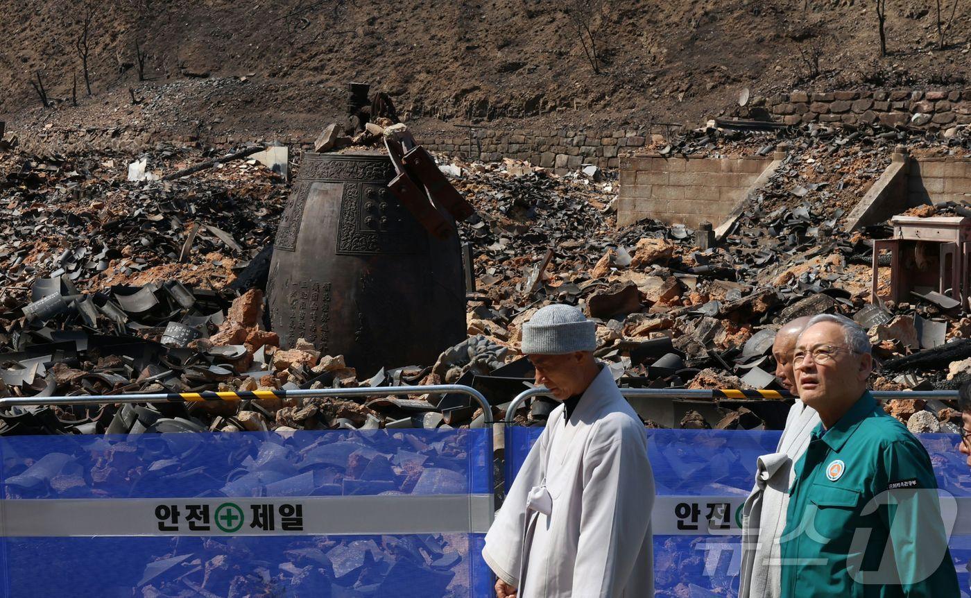 유인촌 문화체육관광부 장관이 2일 경북 의성군 고운사를 찾아 산불 피해 현장을 살펴보고 있다.