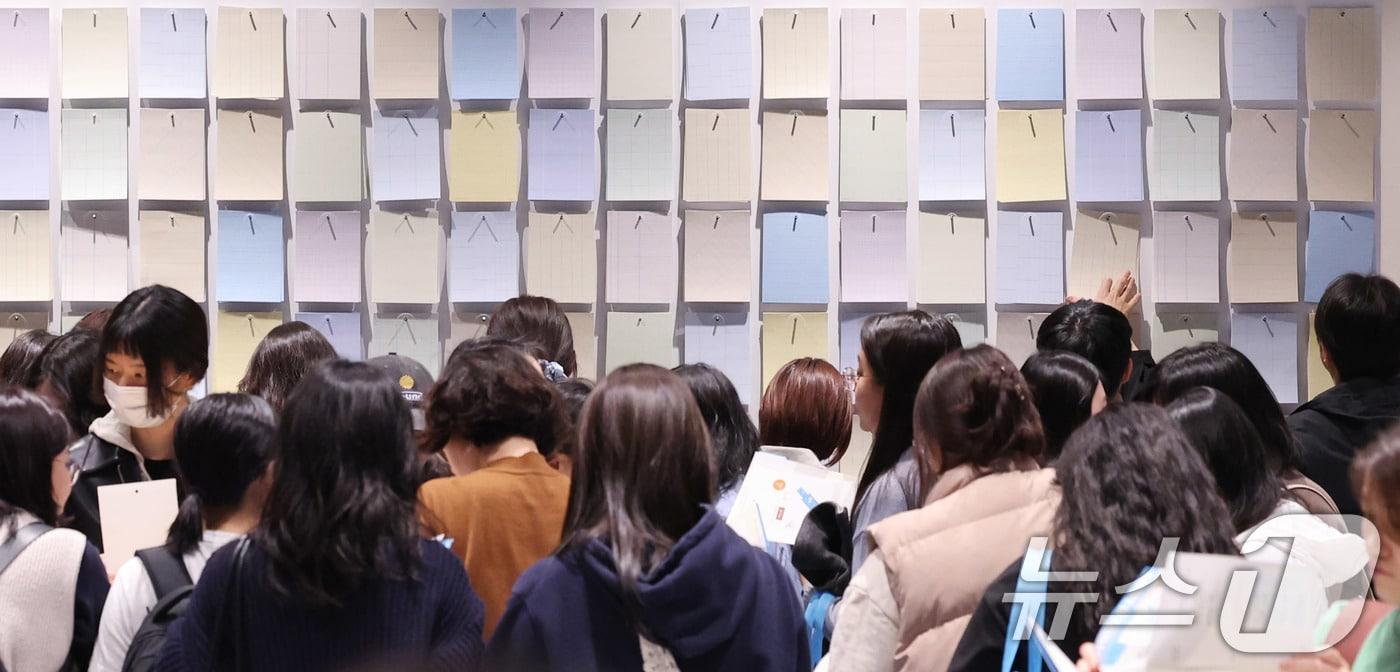 2일 서울 강남구 코엑스 더플라츠에서 열린 인벤타리오(INVENTARIO): 2025 문구 페어를 찾은 관람객들이 다양한 문구제품을 둘러보고 있다. 이번 전시회는 취향 셀렉트숍 29CM(이십구센티미터)가 선보이는 첫 번째 오프라인 문구 브랜드 페어다. 2025.4.2/뉴스1 ⓒ News1 박지혜 기자