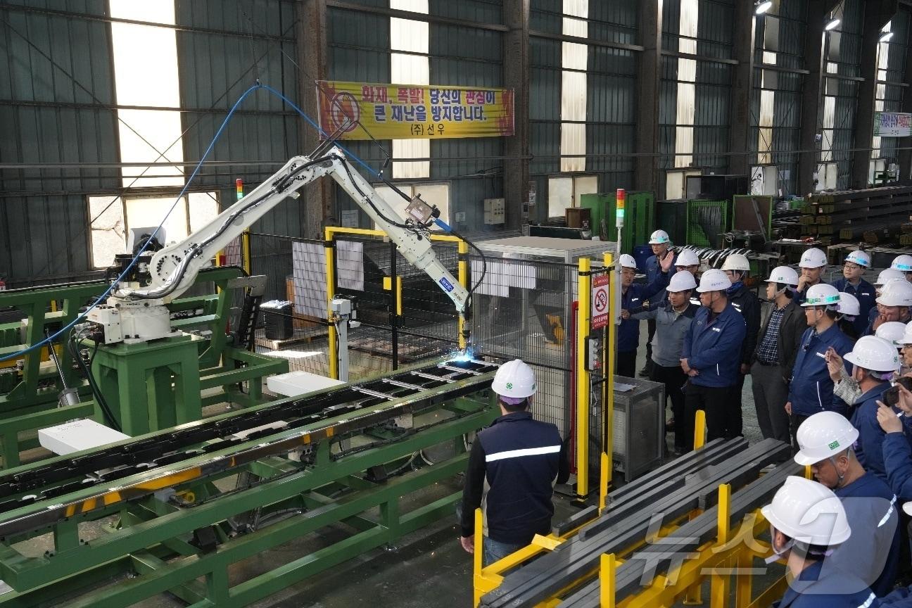 본문 이미지 - 2일 전남 영암 대불산단에 자리한 ㈜선우에서 진행된 '조선 철의장 제작사 디지털 밸리 조성을 위한 자동화 수범 사례 현장 시연회' 모습.(HD현대삼호 제공, 재배포 및 DB 금지) /뉴스1