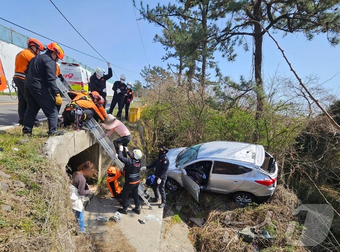 본문 이미지 - 2일 오후 제주시 애월읍에서 스포츠유틸리티차량(SUV)이 추락해 2명이 구조되고 있다.(제주도소방안전본부 제공. 재판매 및 DB 금지)