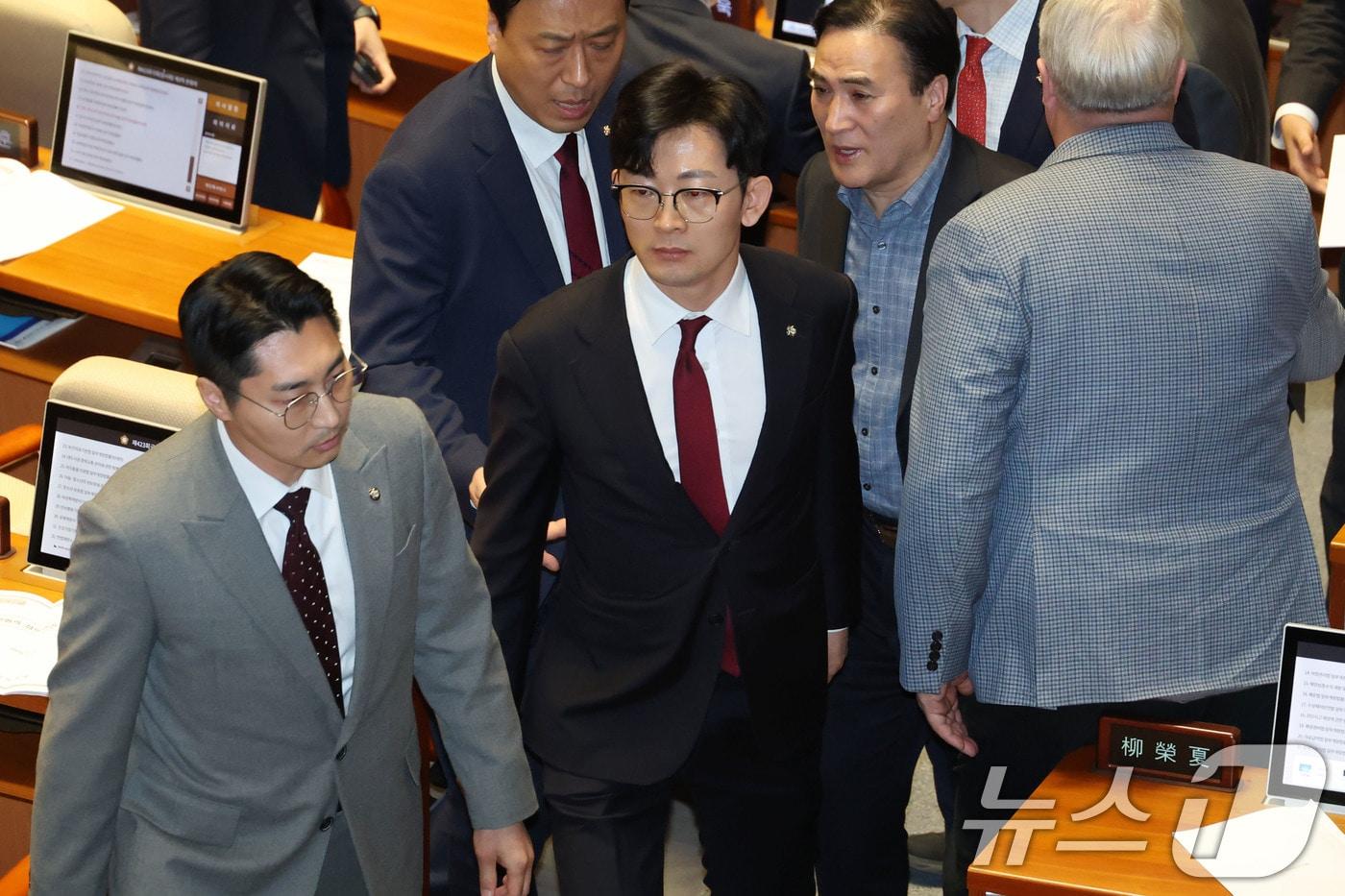2일 오후 서울 여의도 국회에서 열린 본회의에서 헌법재판소 재판관 마은혁 임명 촉구 결의안에 대한 강유정 더불어민주당 의원의 찬성 토론때 :공산주의자"라고 발언한 박충권 국민의힘 의원이 더불어민주당의 사과 요구 속에 본회의장을 나가고 있다. 2025.4.2/뉴스1 ⓒ News1 이광호 기자