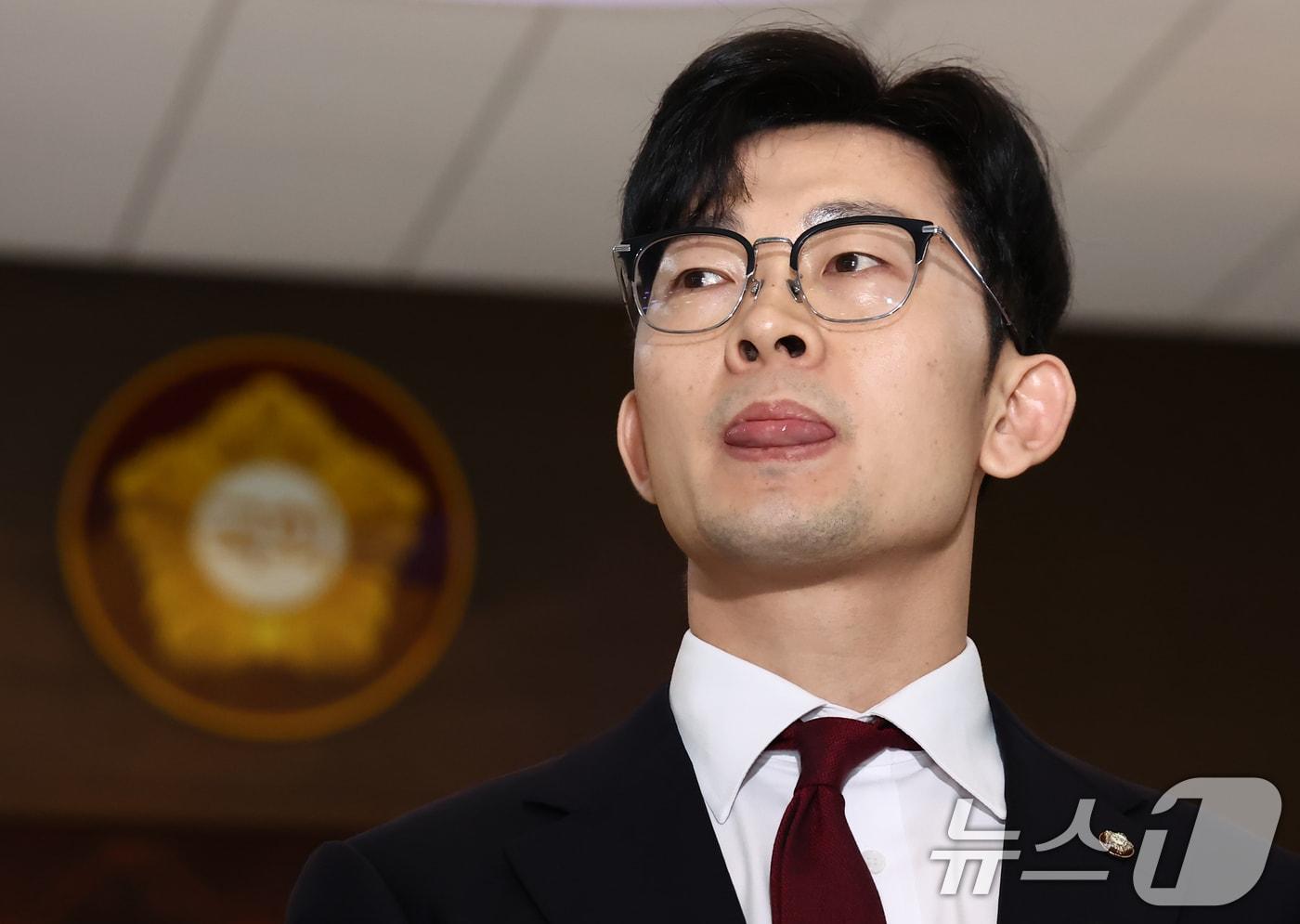 박충권 국민의힘 의원이 2일 오후 서울 여의도 국회에서 열린 본회의에서 마은혁 헌법재판관 임명 촉구 결의안 찬성 토론을 하던 강유정 더불어민주당 의원에게 공산주의자라고 발언한 것과 관련해 야당 의원들의 항의를 받고 나오며 입장을 밝히고 있다. 2025.4.2/뉴스1 ⓒ News1 김민지 기자