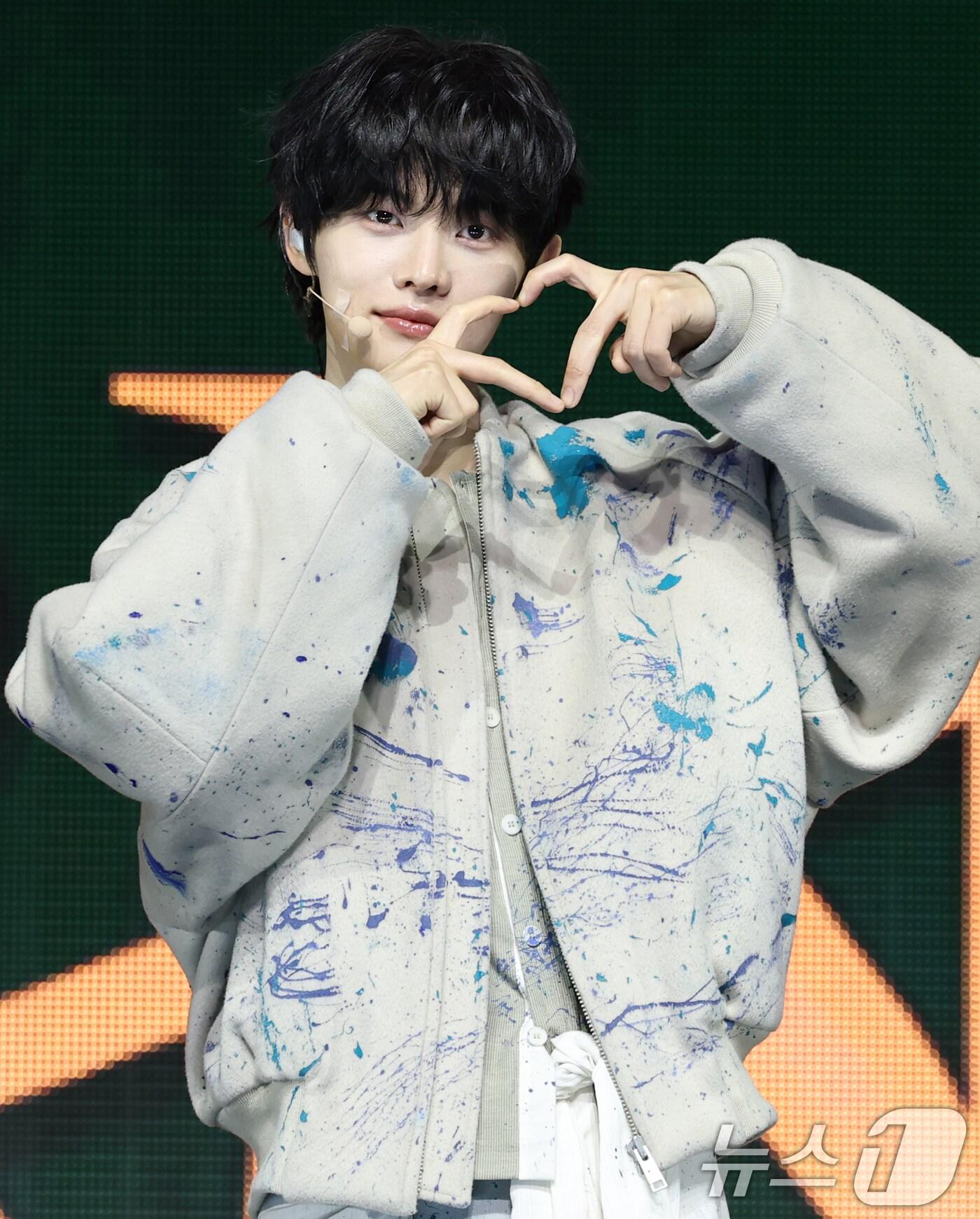 본문 이미지 - 그룹 클로즈 유어 아이즈(CLOSE YOUR EYES)의 전민욱이 2일 서울 광진구 예스24 라이브홀에서 가진 첫 번째 미니 앨범 '이터널티(ETERNALT)' 발매 쇼케이스에서 포즈를 취하고 있다. 2025.4.2/뉴스1 ⓒ News1 권현진 기자