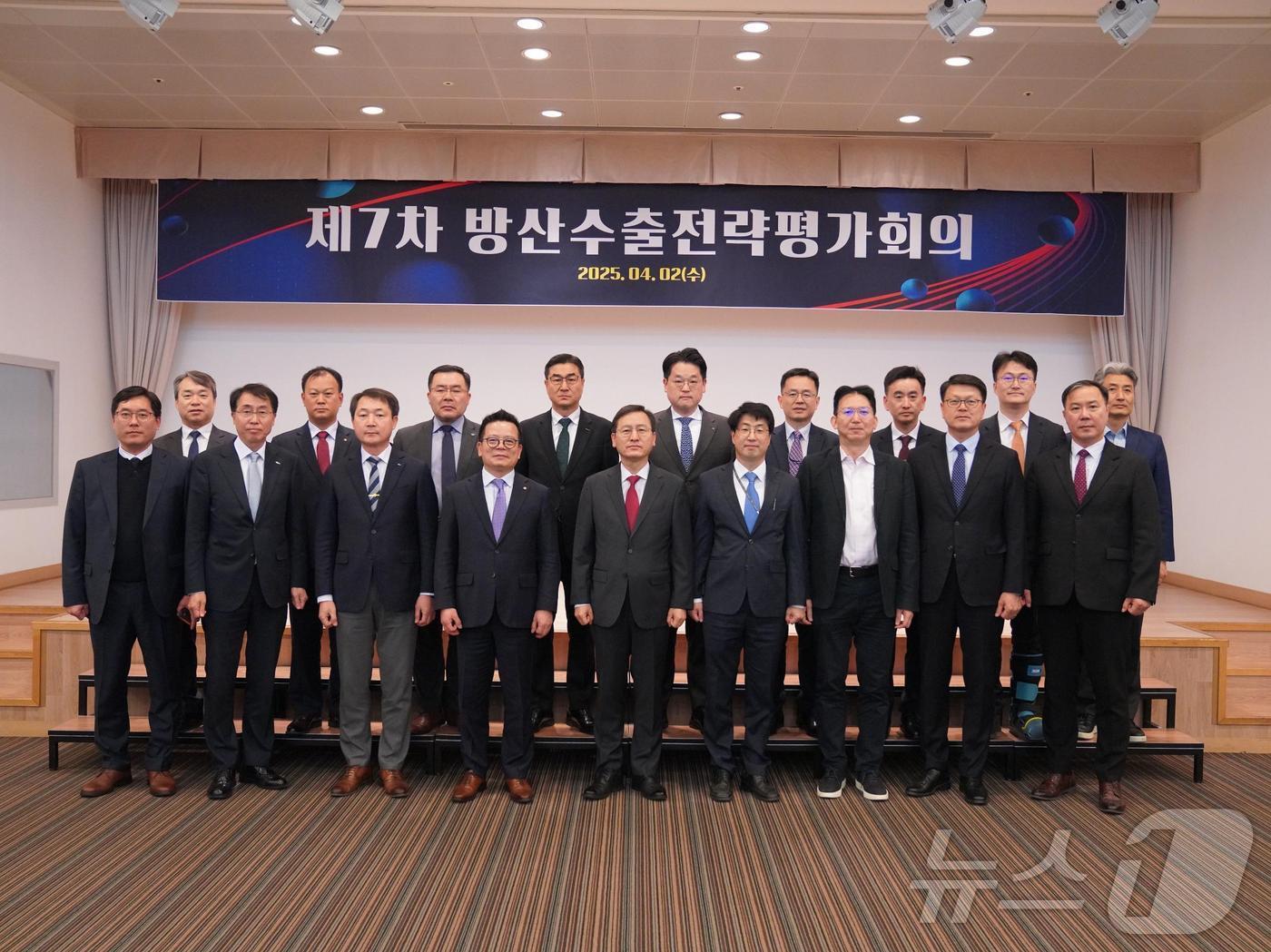 본문 이미지 - 2일 오후 용산 컨벤션에서 제7차 방산수출평가회의가 개최됐다. 사진은 회의 참석자들(대통령실 제공)