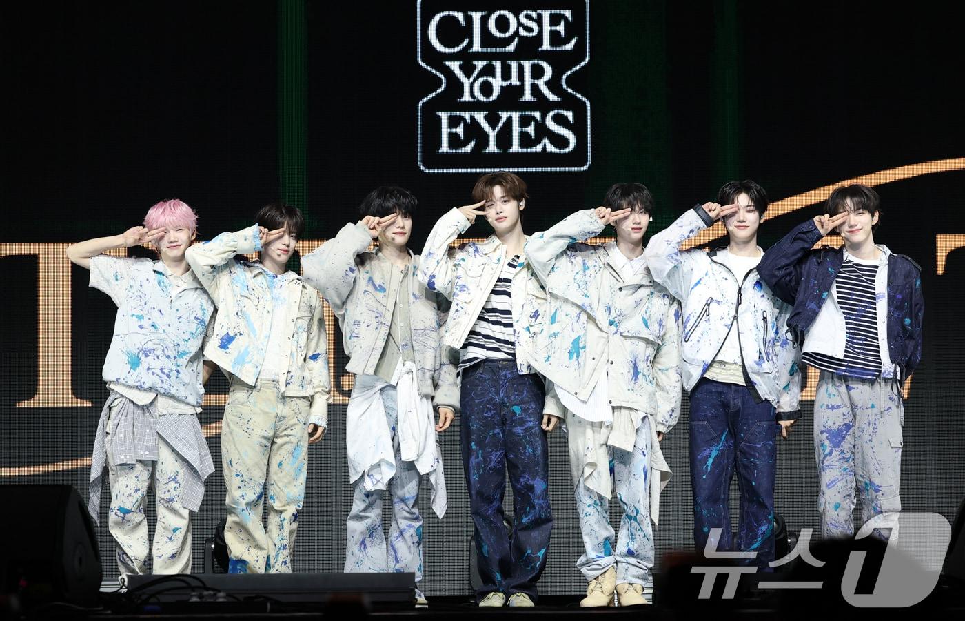 본문 이미지 - 그룹 클로즈 유어 아이즈(CLOSE YOUR EYES)의 켄신(왼쪽부터)과 송승호, 정민욱, 마징시앙, 김성민, 장여준, 서경배가 2일 서울 광진구 예스24 라이브홀에서 가진 첫 번째 미니 앨범 '이터널티(ETERNALT)' 발매 쇼케이스에서 포즈를 취하고 있다. 2025.4.2/뉴스1 ⓒ News1 권현진 기자