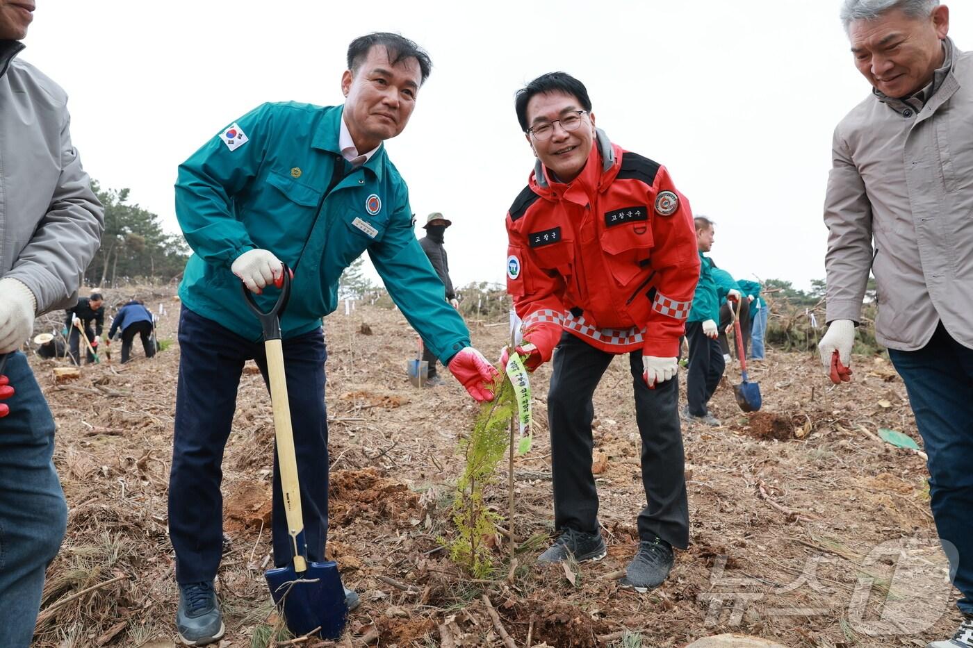 본문 이미지 -  고창군이 2일 고창읍 내동리 일원에서 제80회 식목일 청렴나무심기 행사를 개최했다. (왼쪽부터) 조민규 군의장, 심덕섭 고창군수, 김영건 산림조합장이 '청렴나무'를 심고 있다.(고창군 제공. 재판매 및 DB금지)