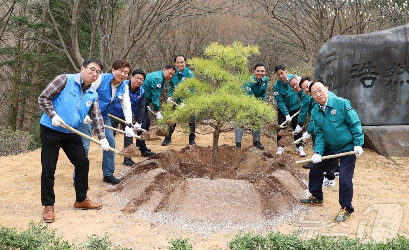  2일 설동호 대전교육감(오른쪽)이 교육연수원 힐링파크에서 열린 식목행사에서 식수를 진행한 뒤 기념사진을 찍고 있다. (대전교육청 제공. 재판매 및 DB금지) /뉴스1 