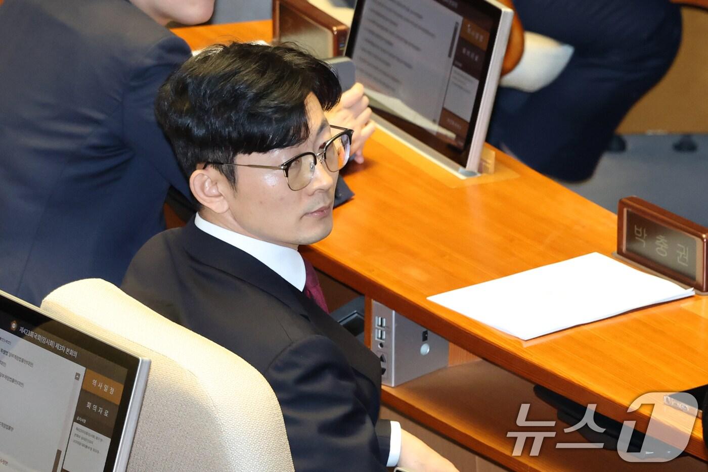 2일 오후 서울 여의도 국회에서 열린 본회의에서 헌법재판소 재판관 마은혁 임명 촉구 결의안에 대한 강유정 더불어민주당 의원의 찬성 토론때 "공산주의자＂라고 발언한 박충권 국민의힘 의원이 야당의 항의를 받으며 자리에 앉아 있다. 2025.4.2/뉴스1 ⓒ News1 이광호 기자