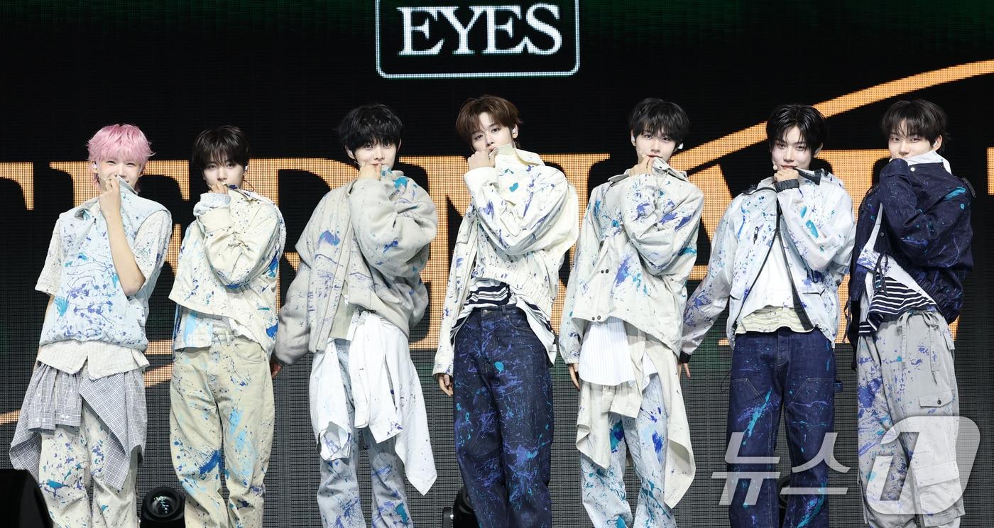 그룹 클로즈 유어 아이즈(CLOSE YOUR EYES)의 켄신(왼쪽부터)과 송승호, 정민욱, 마징시앙, 김성민, 장여준, 서경배가 2일 서울 광진구 예스24 라이브홀에서 가진 첫 번째 미니 앨범 '이터널티(ETERNALT)' 발매 쇼케이스에서 포즈를 취하고 있다. 2025.4.2/뉴스1 ⓒ News1 권현진 기자