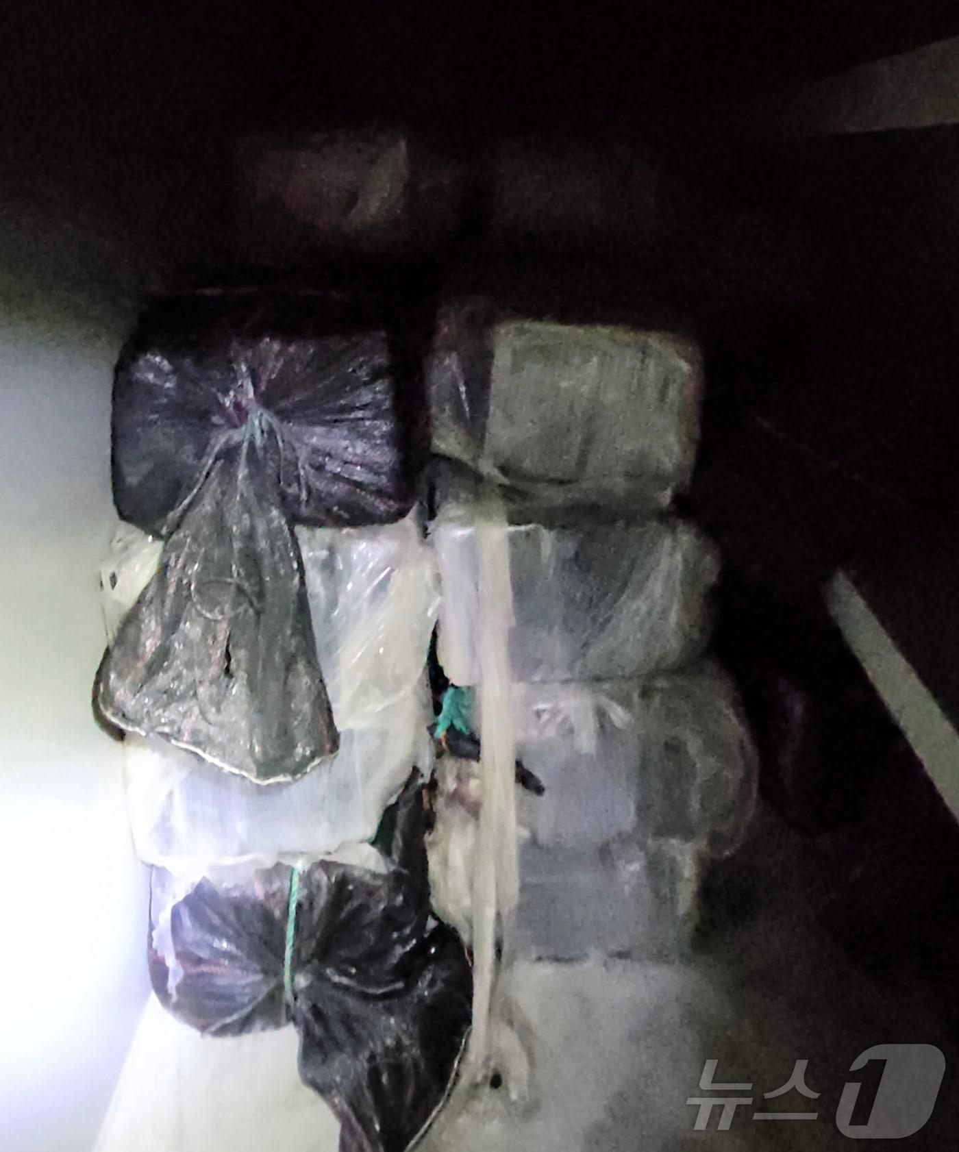 본문 이미지 - 2일 오전 강원 강릉 옥계항에 정박한 3만2000톤급 벌크선에서 발견된 코카인 의심물질.&#40;동해해양경찰청 제공, 재판매 및 DB 금지&#41; 2025.4.2/뉴스1