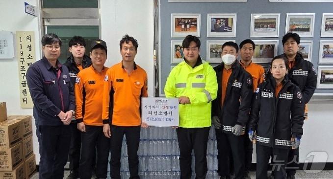 본문 이미지 - 강원 영월의 광업 전문기업 알몬티대한중석이 최근 경북 의성군 산불 피해 주민들과 소방대원들에게 생수 100상자(1상자 당 500ml 20병)를 후원했다. (알몬티대한중석 제공. 재판매 및 DB금지) 2025.4.2/뉴스1