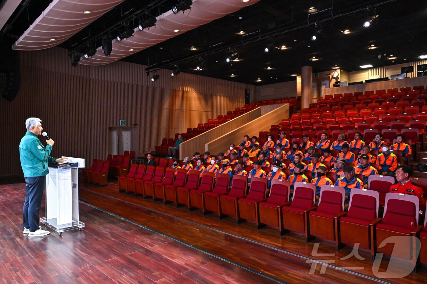 강원 정선군의 '2025년 공공 산림 가꾸기 사업 발대식 및 안전보건교육'이 2일 군 문화예술회관에서 열렸다. (정선군 제공. 재판매 및 DB금지) 2025.4.2/뉴스1