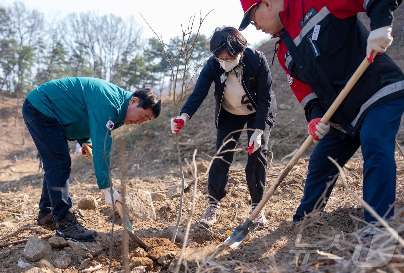 충북 증평군은 2일 증평읍 남차리 일원에서 나무심기 행사를 했다.&#40;증평군 제공&#41;/뉴스1