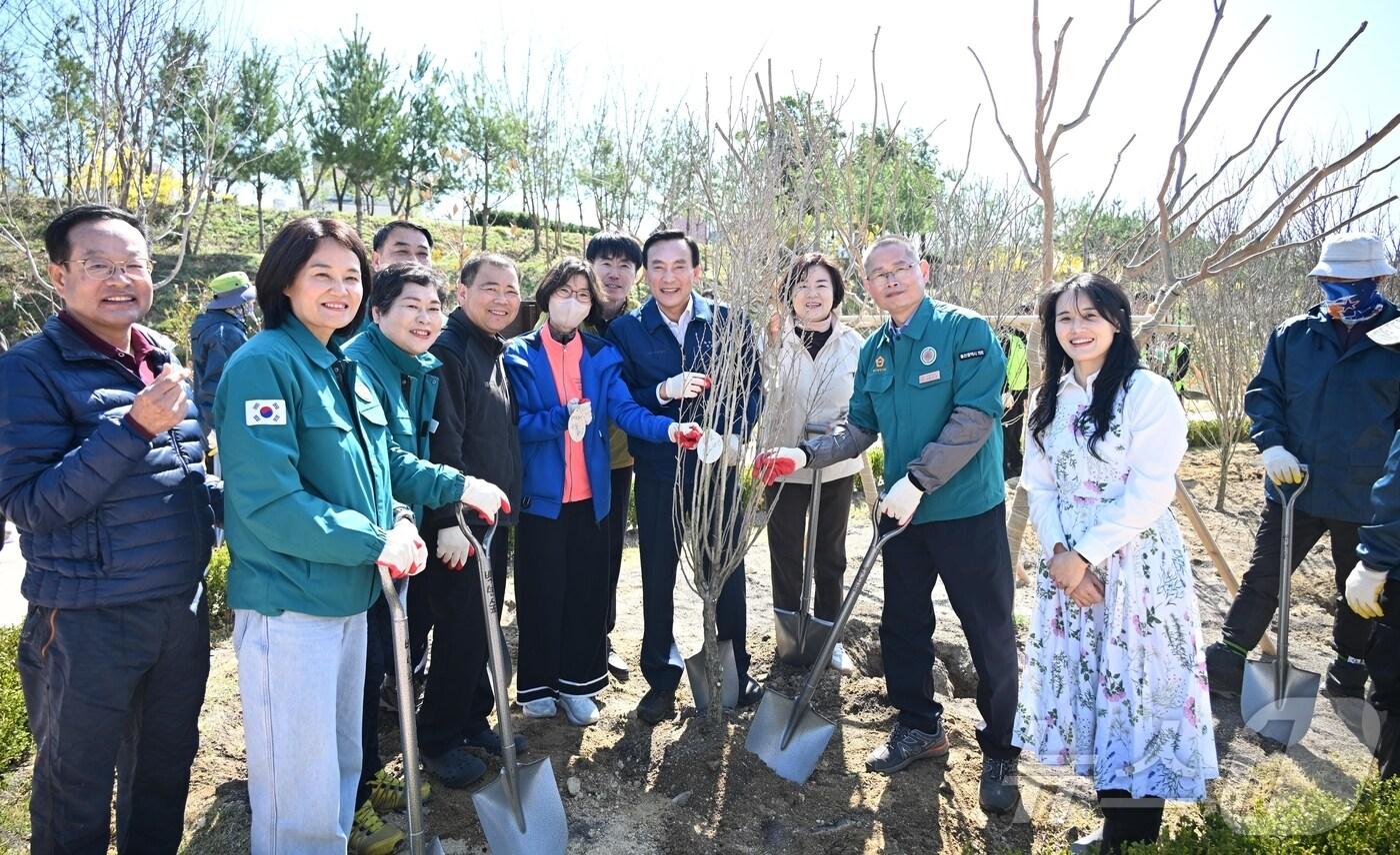 본문 이미지 - 울산 북구가 제80회 식목일을 맞아 2일 울산숲 송정구간에서 주민들이 기부한 무궁화 나무 70그루를 심었다고 밝혔다.(울산 북구 제공. 재판매 및 DB 금지)/뉴스1