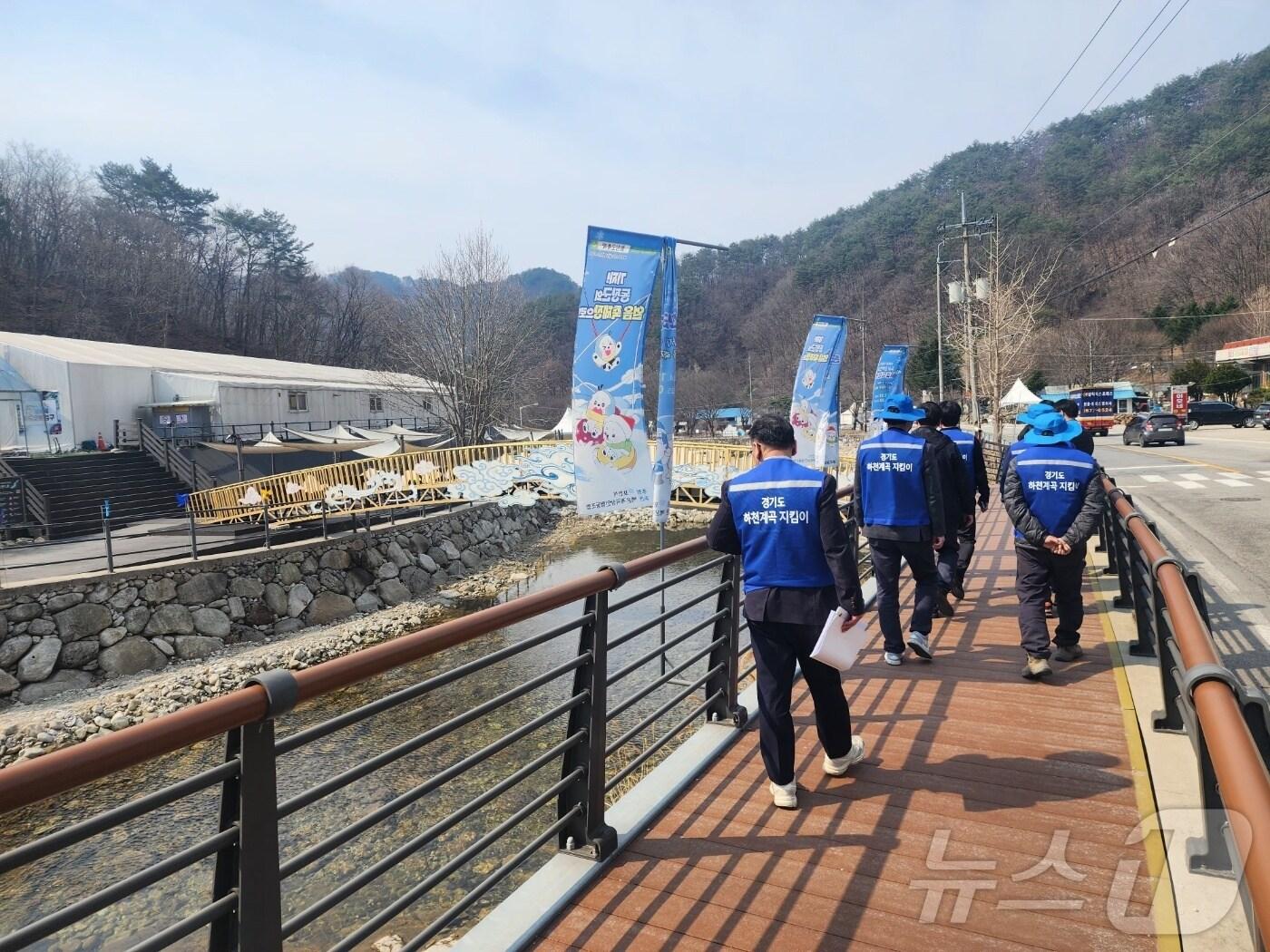 본문 이미지 - 경기도 하천계곡 감시원들이 포천시 백운계곡에서 불법행위 여부를 점검하고 있다. (경기도 제공, 재판매 및 DB금지)