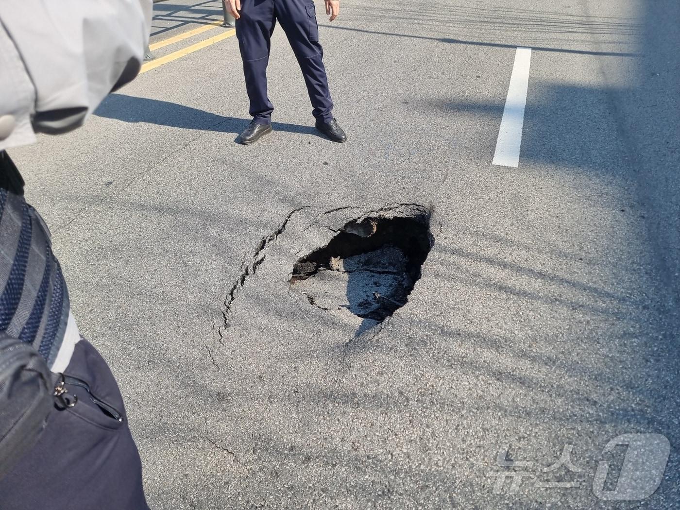 본문 이미지 - 2일 오후 부산 사하구 땅꺼짐 발생 현장.(사하경찰서 제공. 재판매 및 DB 금지)