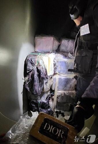 본문 이미지 - 검거 현장 사진(해양경찰청 제공) / 뉴스1