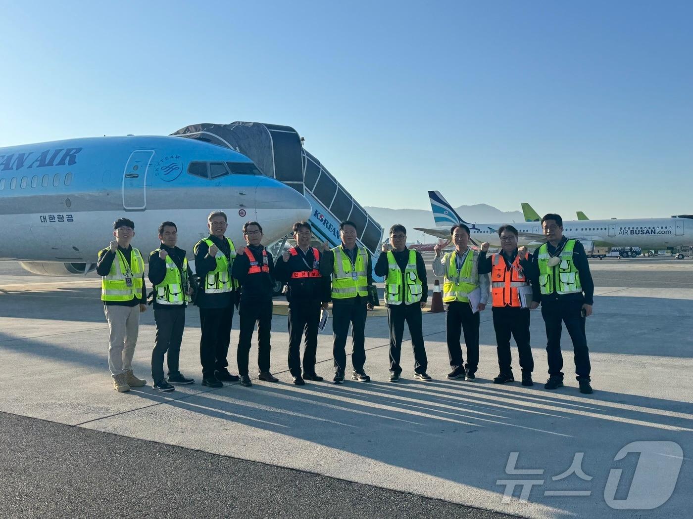 본문 이미지 - 김해공항 이동지역 항공안전 합동점검반 관계자들이 기념사진을 찍고 있다.(김해공항 제공. 재판매 및 DB 금지)