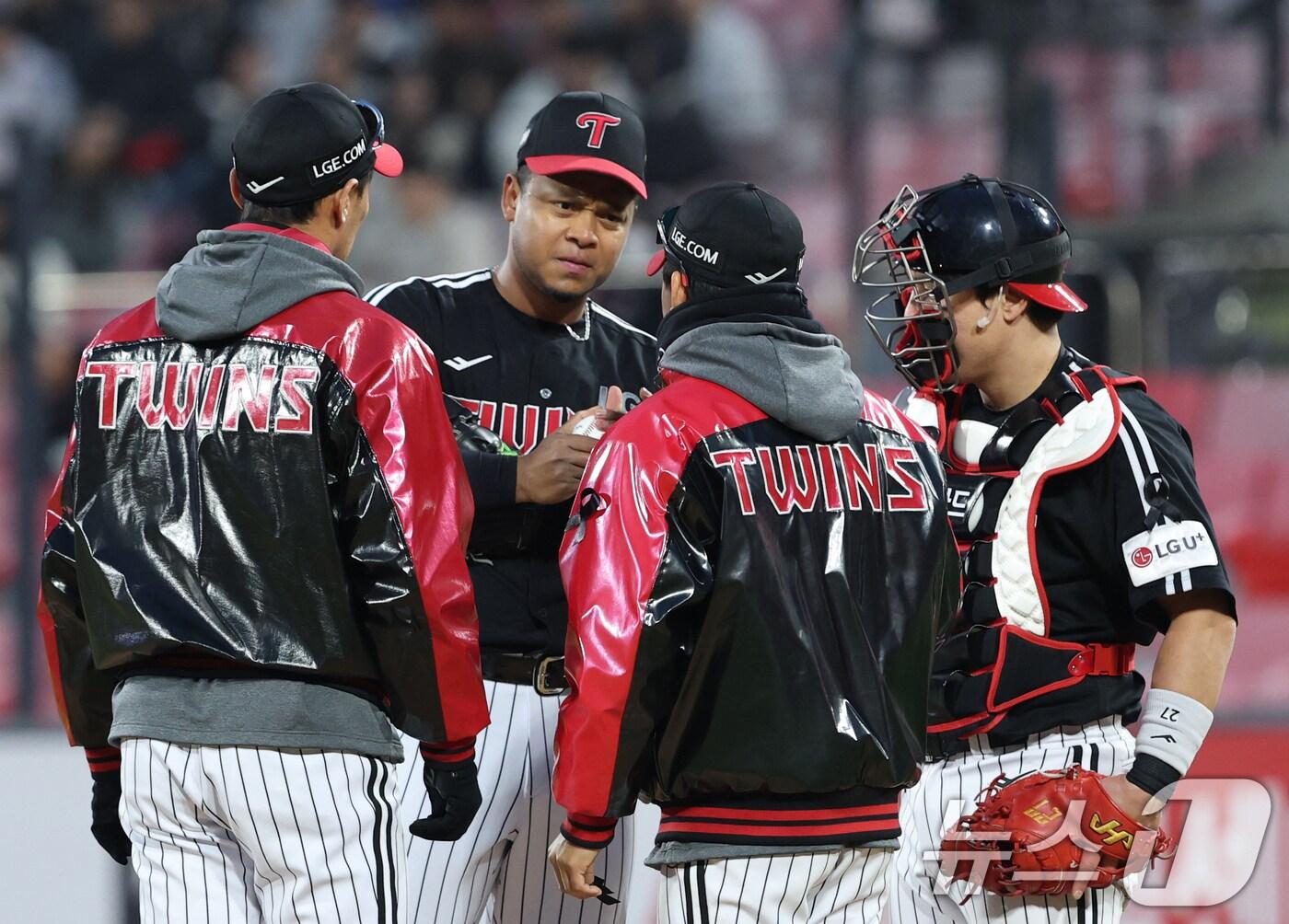 본문 이미지 - 2일 오후 경기 수원시 장안구 KT위즈파크에서 열린 '2025 신한 SOL 뱅크 KBO리그' LG 트윈스와 KT 위즈의 경기, 1회말 LG 박동원과 코치진이 마운드로 올라가 에르난데스와 이야기를 하고 있다. 2025.4.2/뉴스1 ⓒ News1 김영운 기자