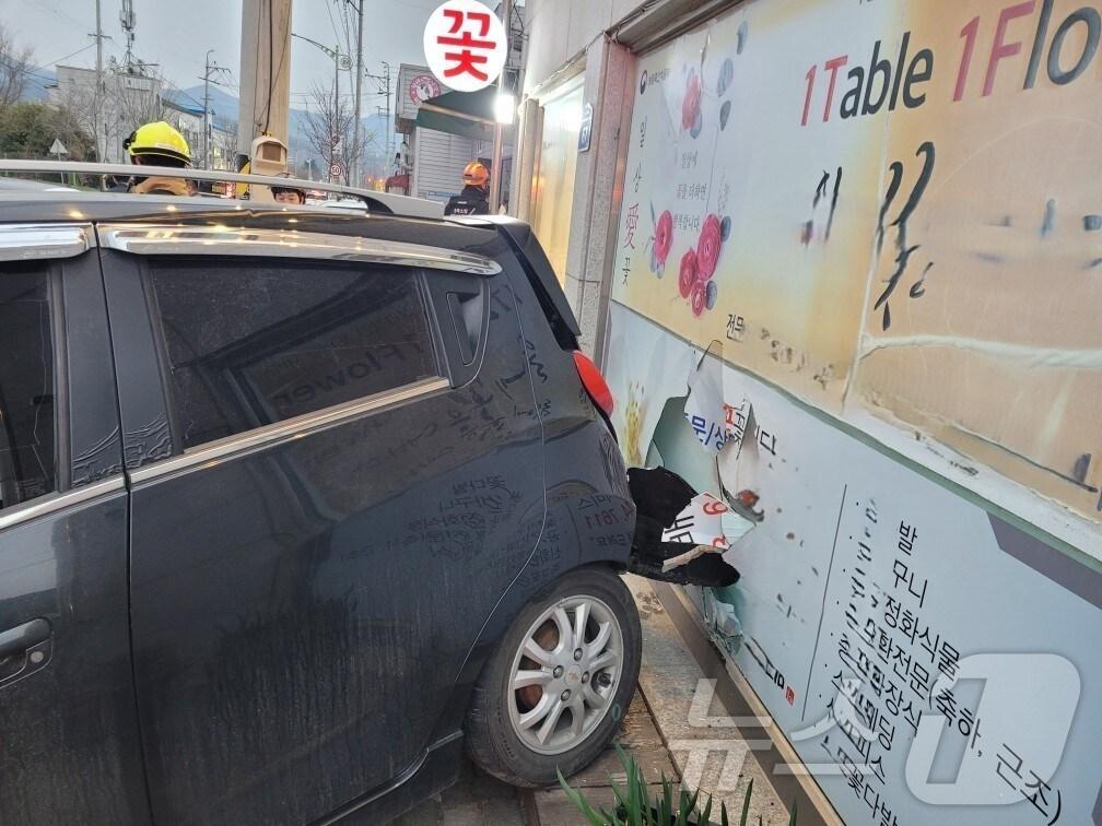 본문 이미지 - 인도로 돌진한 차량.(제천소방서 제공. 재판매 및 DB금지) .뉴스1 