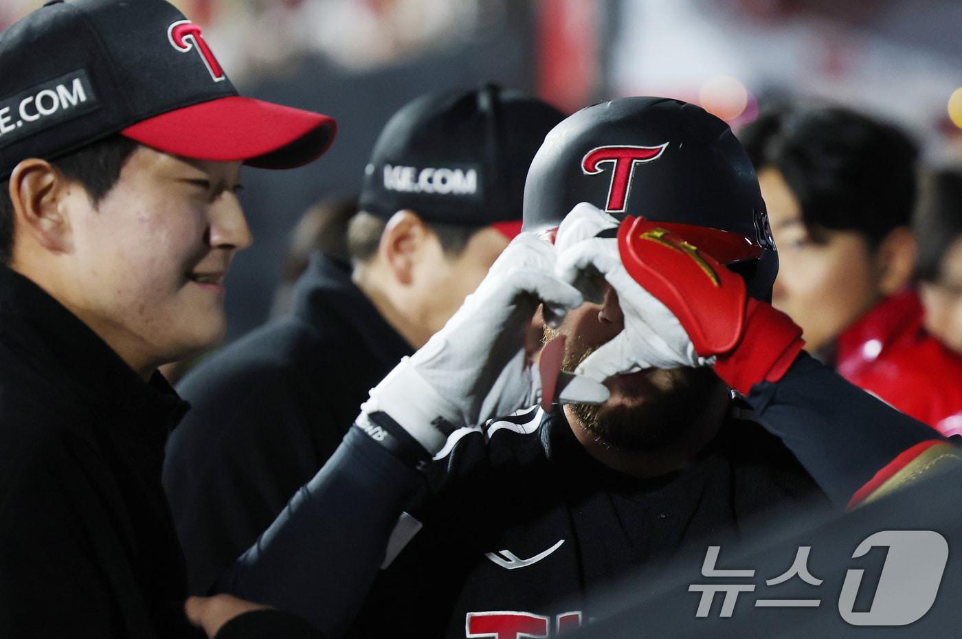 2일 오후 경기 수원시 장안구 KT위즈파크에서 열린 &#39;2025 신한 SOL 뱅크 KBO리그&#39; LG 트윈스와 KT 위즈의 경기, 3회초 2사 주자 없는 상황 LG 오스틴이 홈런을 치고 더그아웃으로 들어와 기뻐하고 있다. 2025.4.2/뉴스1 ⓒ News1 김영운 기자