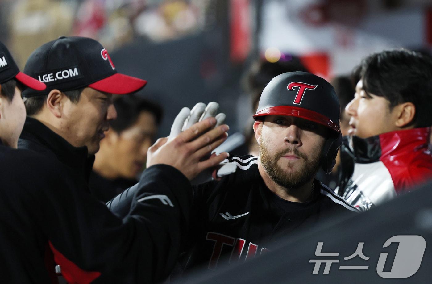 홈런을 터뜨린 뒤 축하를 받고 있는 오스틴 딘. 2025.4.2/뉴스1 ⓒ News1 김영운 기자