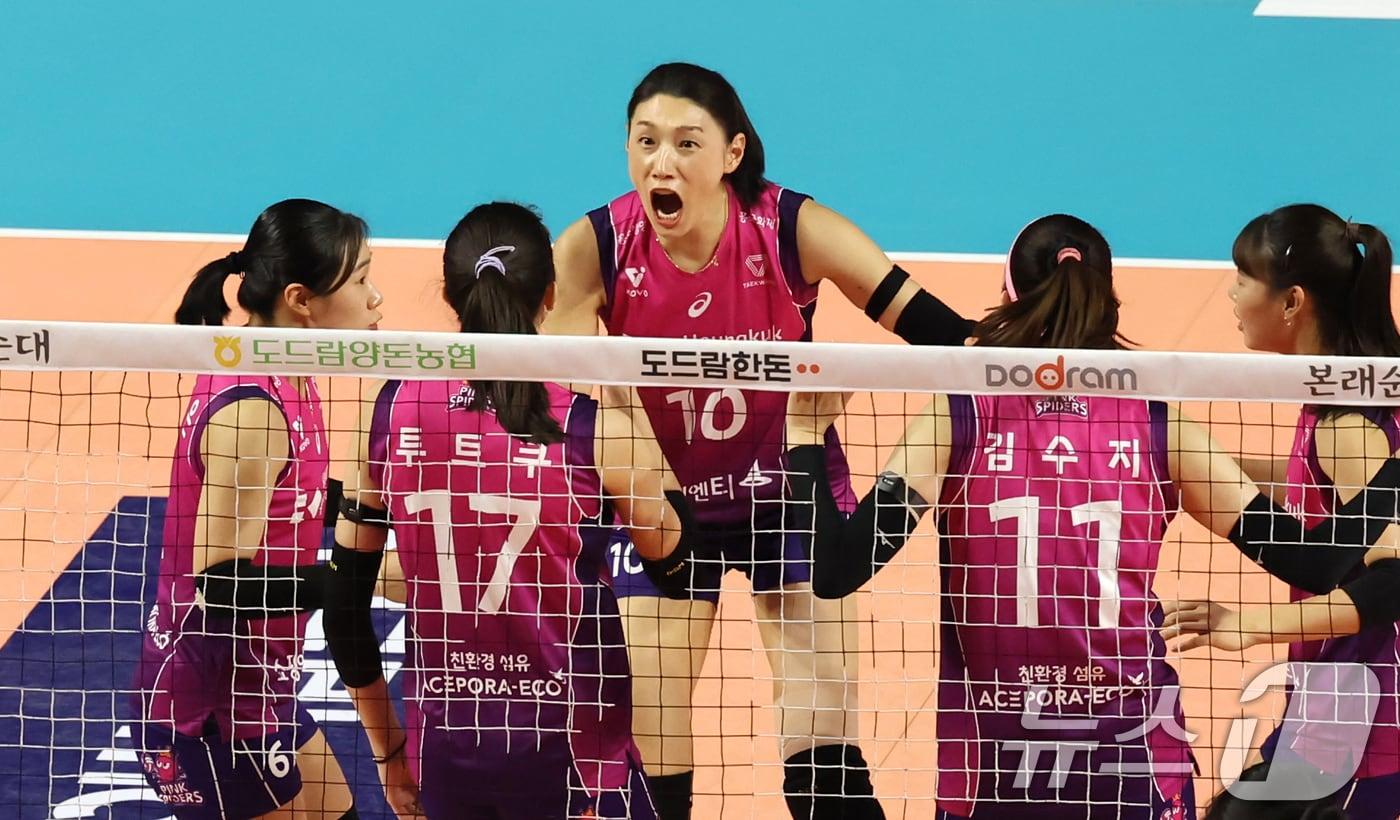 2일 오후 인천 부평구 삼산월드체육관에서 열린 프로배구 &#39;2024-2025 도드람 V리그&#39; 여자부 챔피언결정전 2차전, 흥국생명과 정관장의 경기에서 흥국생명 선수들이 득점에 성공한 뒤 기뻐하고 있다. 2025.4.2/뉴스1 ⓒ News1 장수영 기자