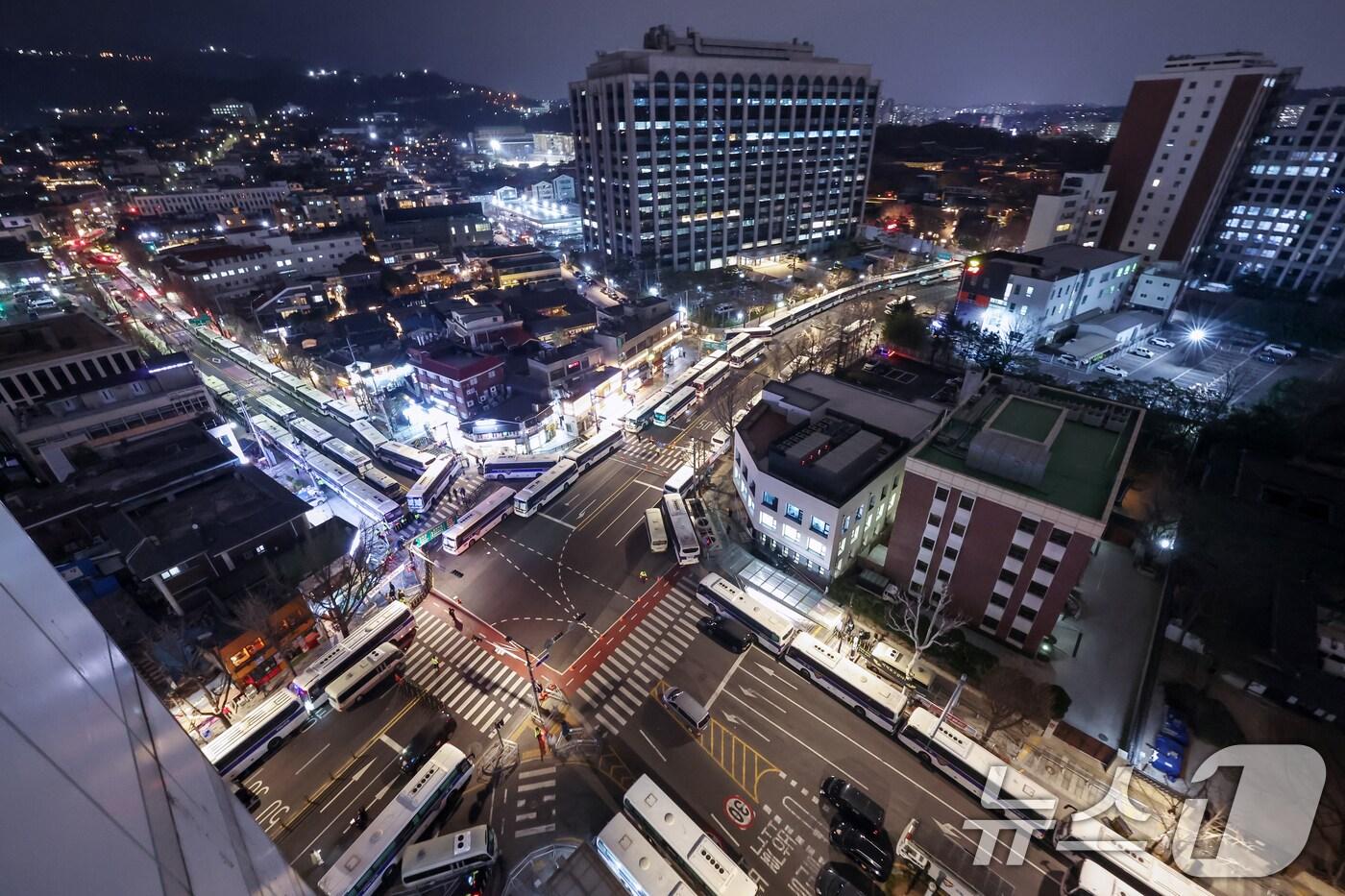 윤석열 대통령에 대한 탄핵 심판 선고를 이틀 앞둔 2일 오후 서울 종로구 헌법재판소 인근 3호선 안국역 사거리 도로를 경찰이 버스로 차벽을 세워 통제하고 있다. 2025.4.2/뉴스1 ⓒ News1 민경석 기자